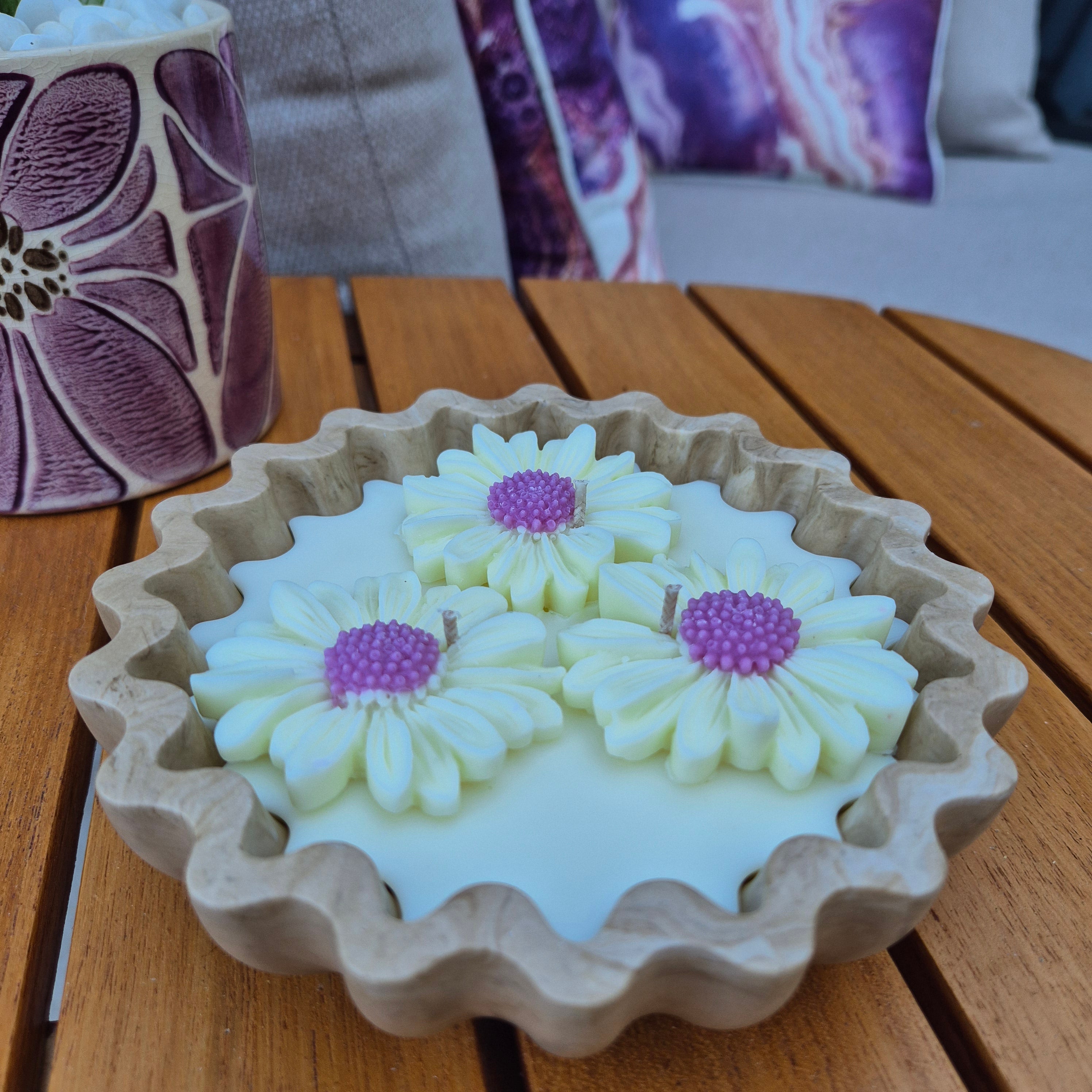 Eco-concrete daisy bowl candle with rose and lavender