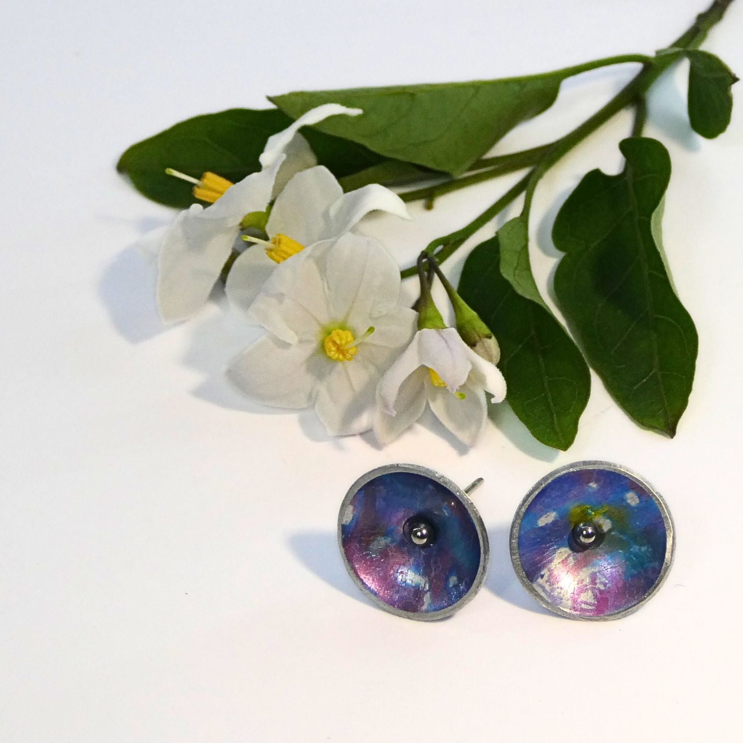 Anodised aluminium stud earrings Blue Aura Collection