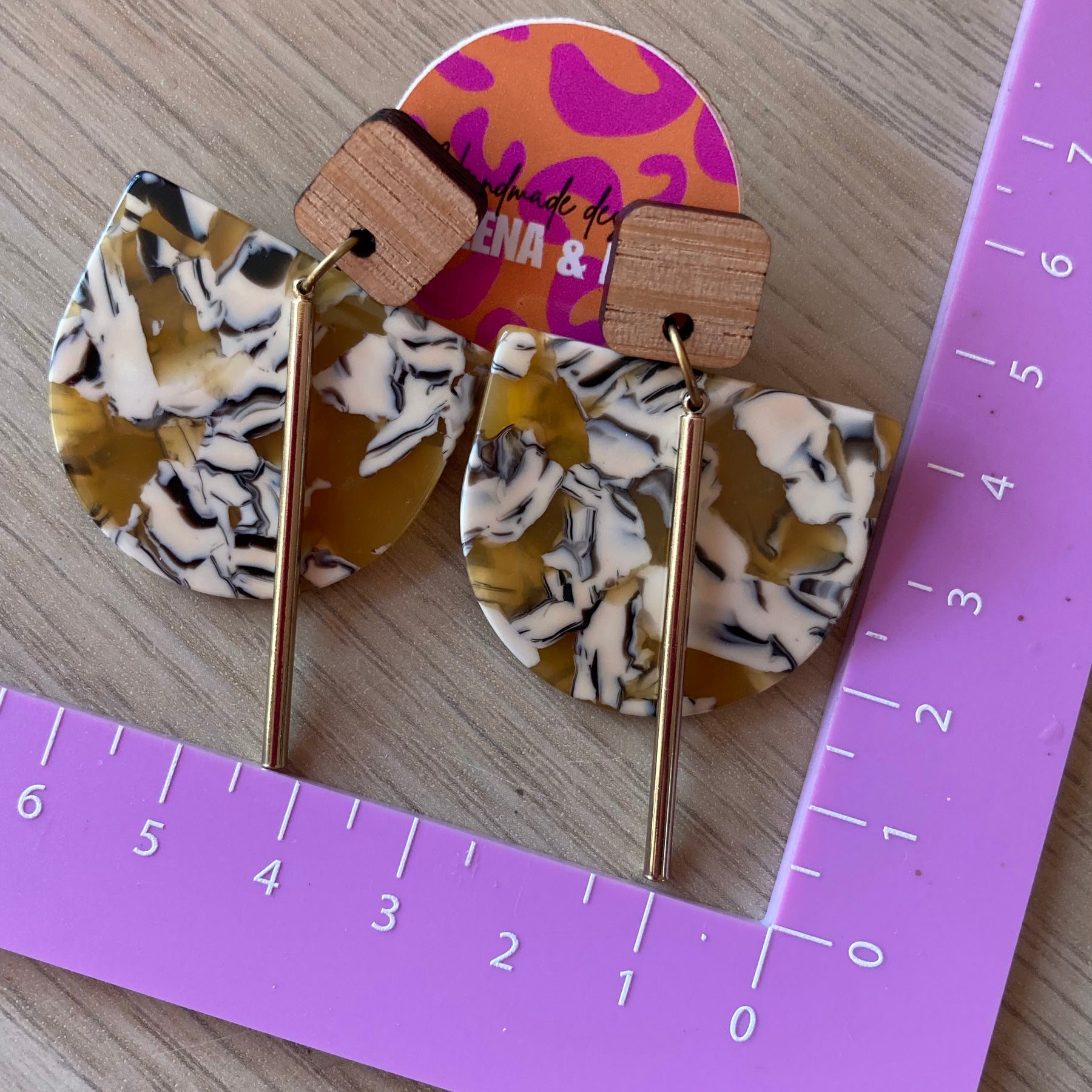 Mottled mustard / gold alloy earrings