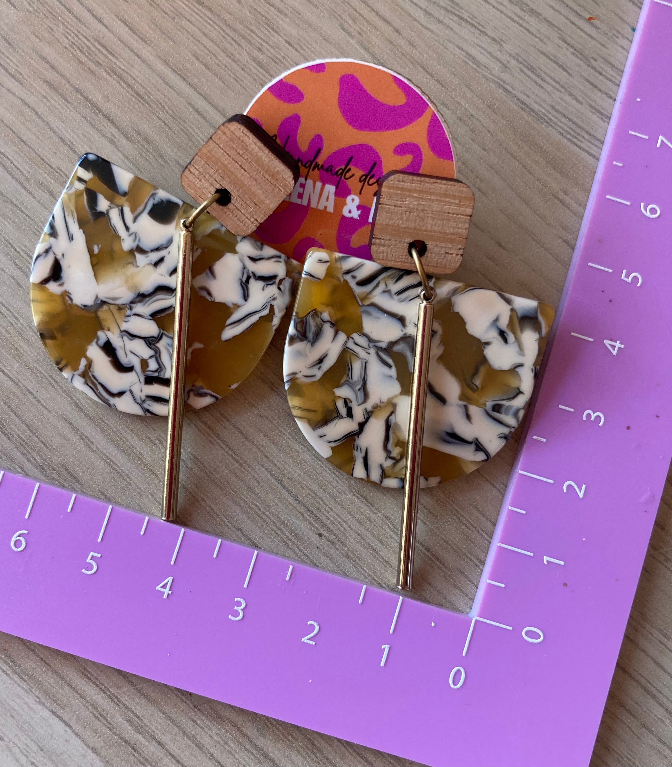 Mottled mustard / gold alloy earrings