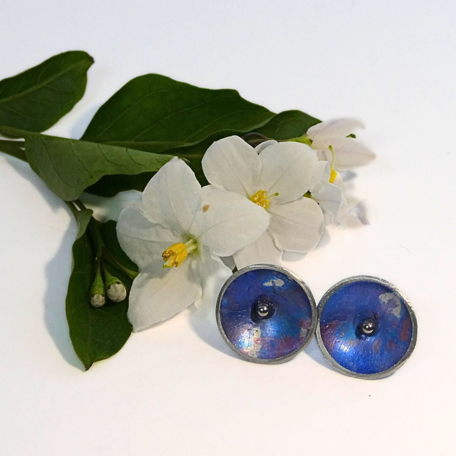Anodised aluminium stud earrings Blue Aura Collection