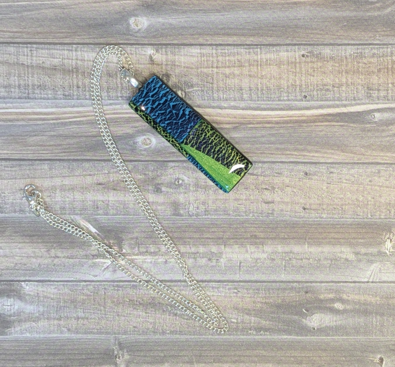 Stretch foil pendant