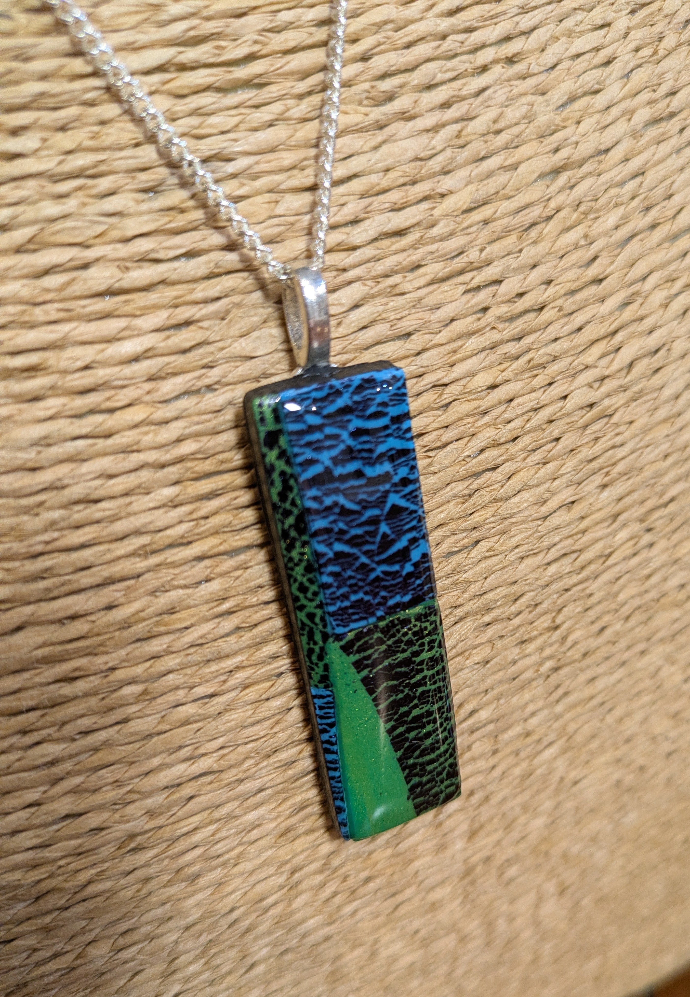 Stretch foil pendant