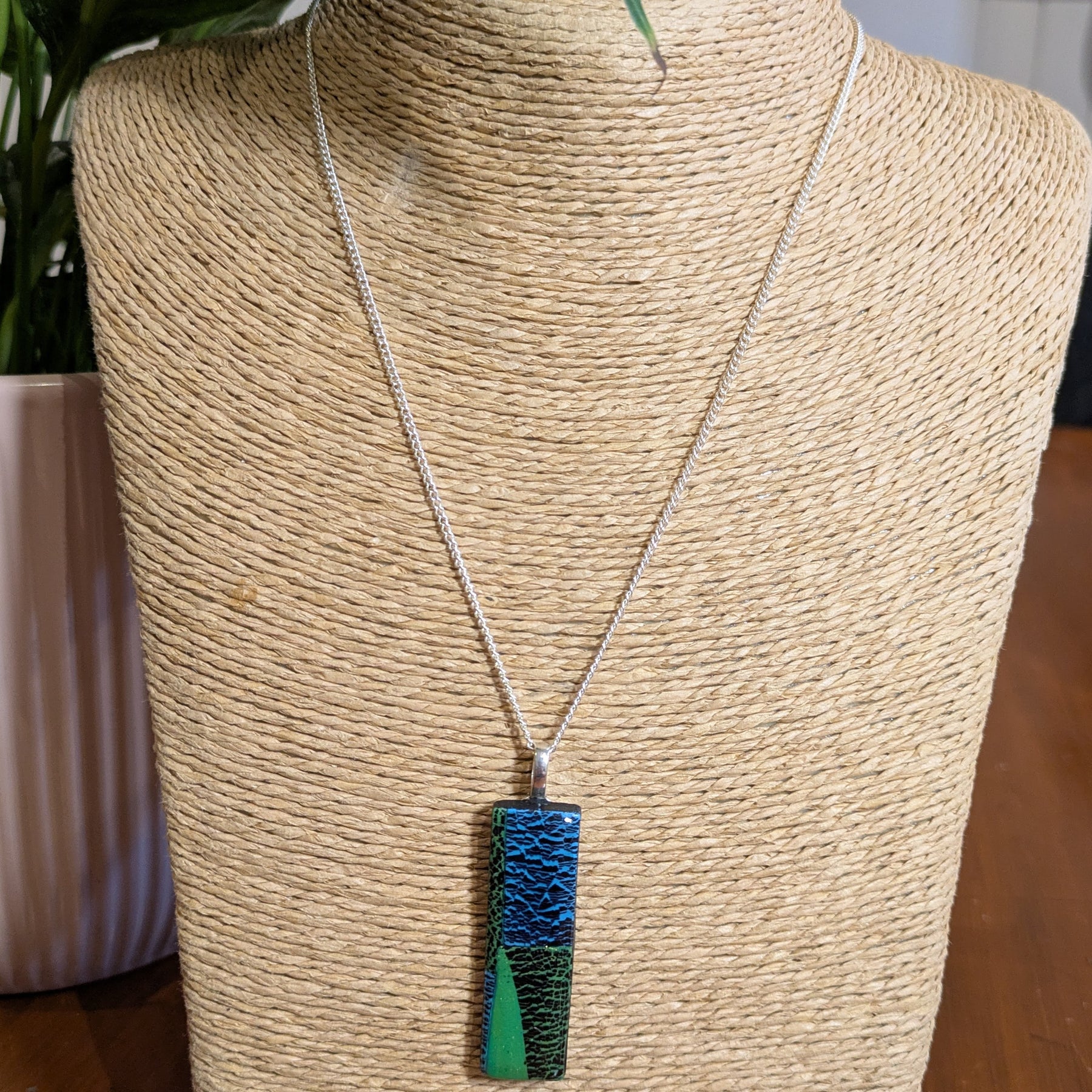 Stretch foil pendant