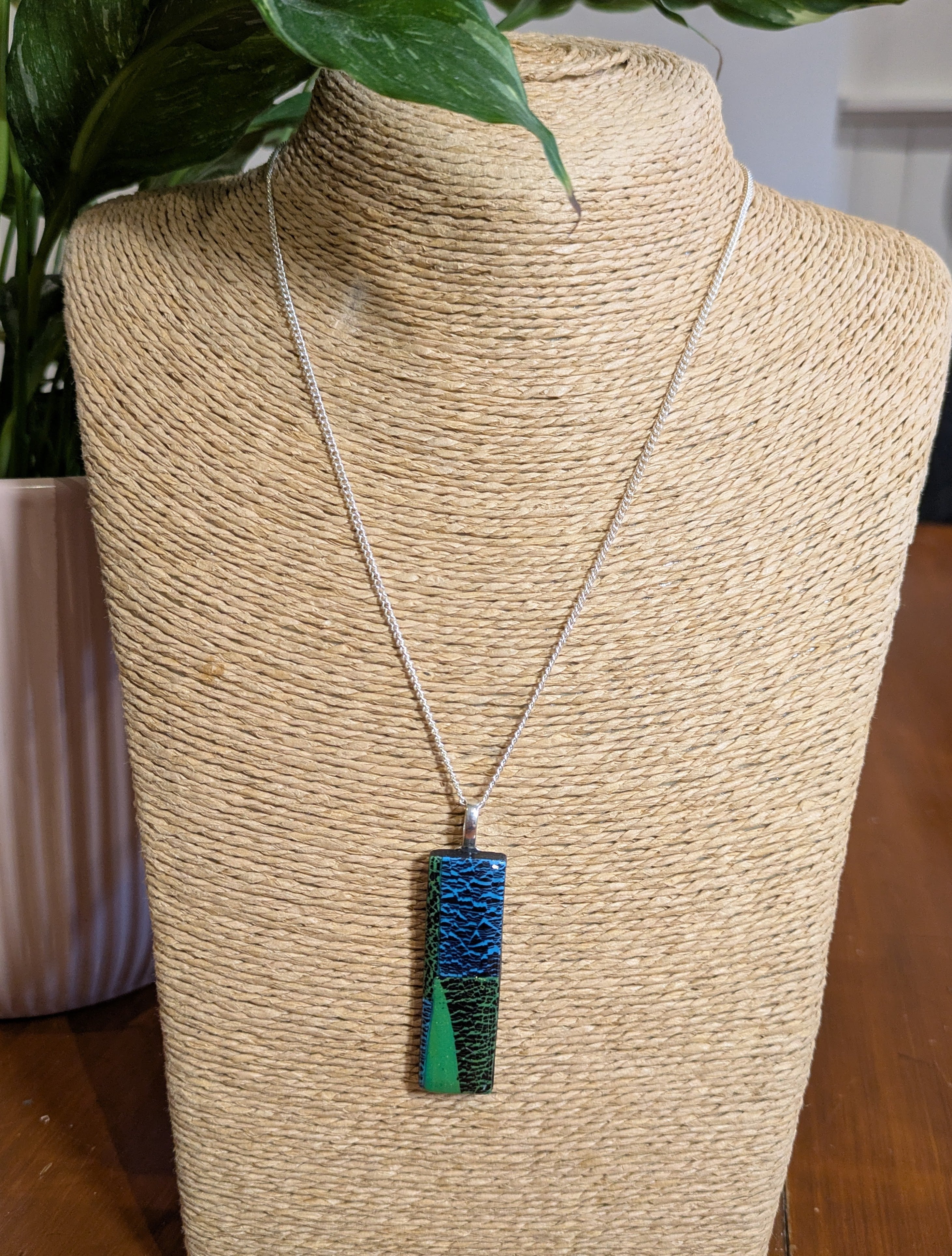 Stretch foil pendant