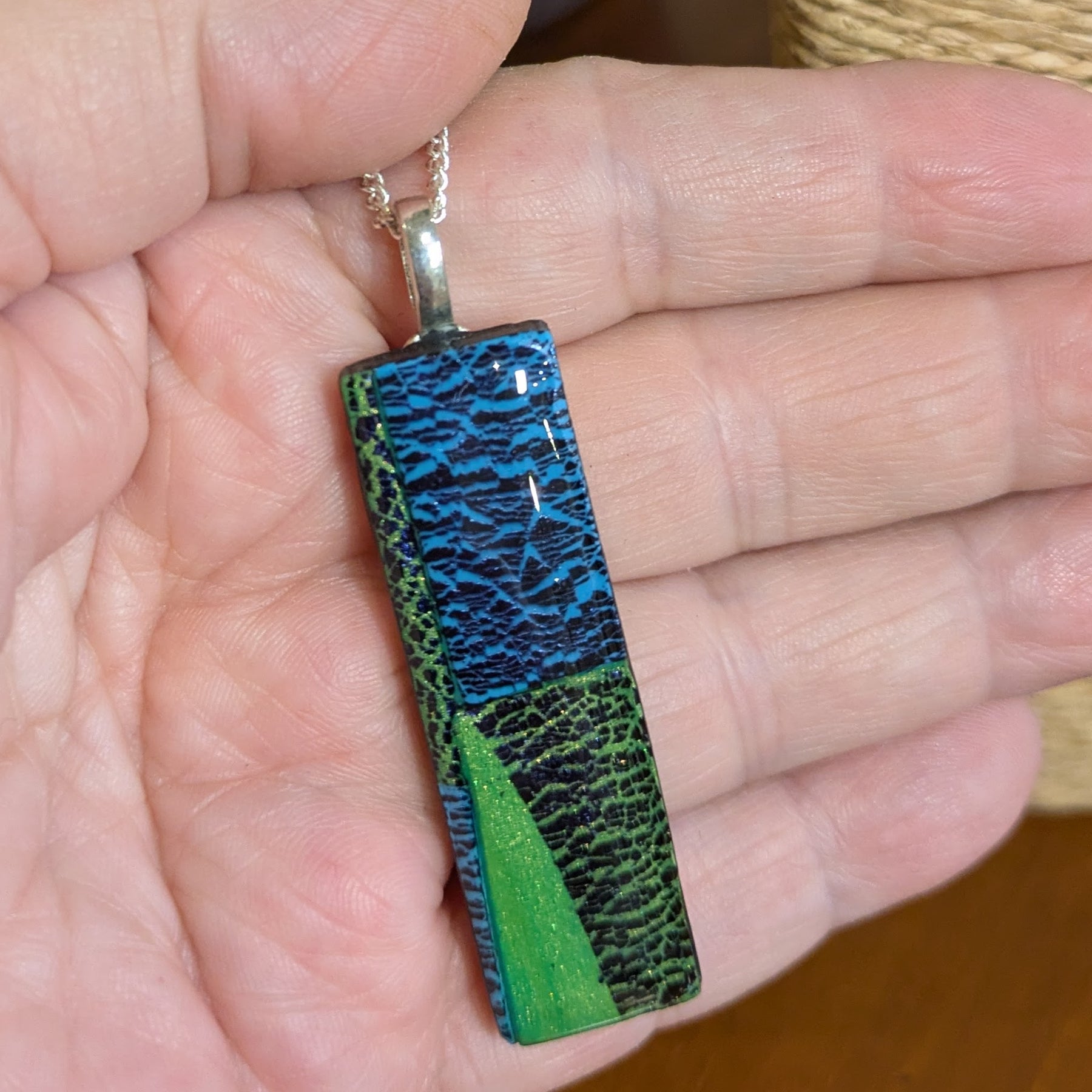 Stretch foil pendant