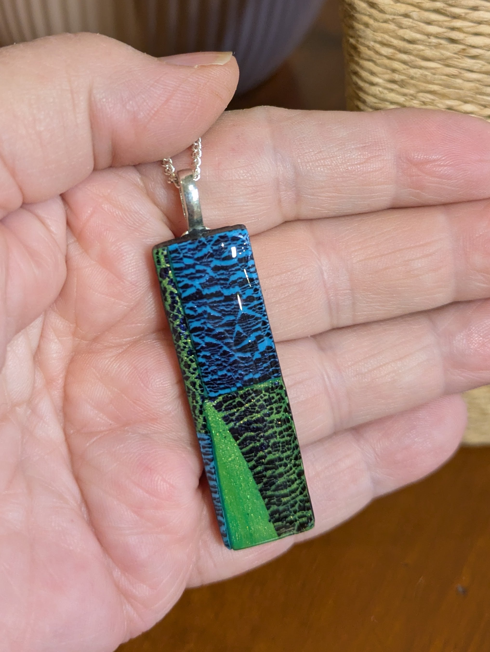 Stretch foil pendant