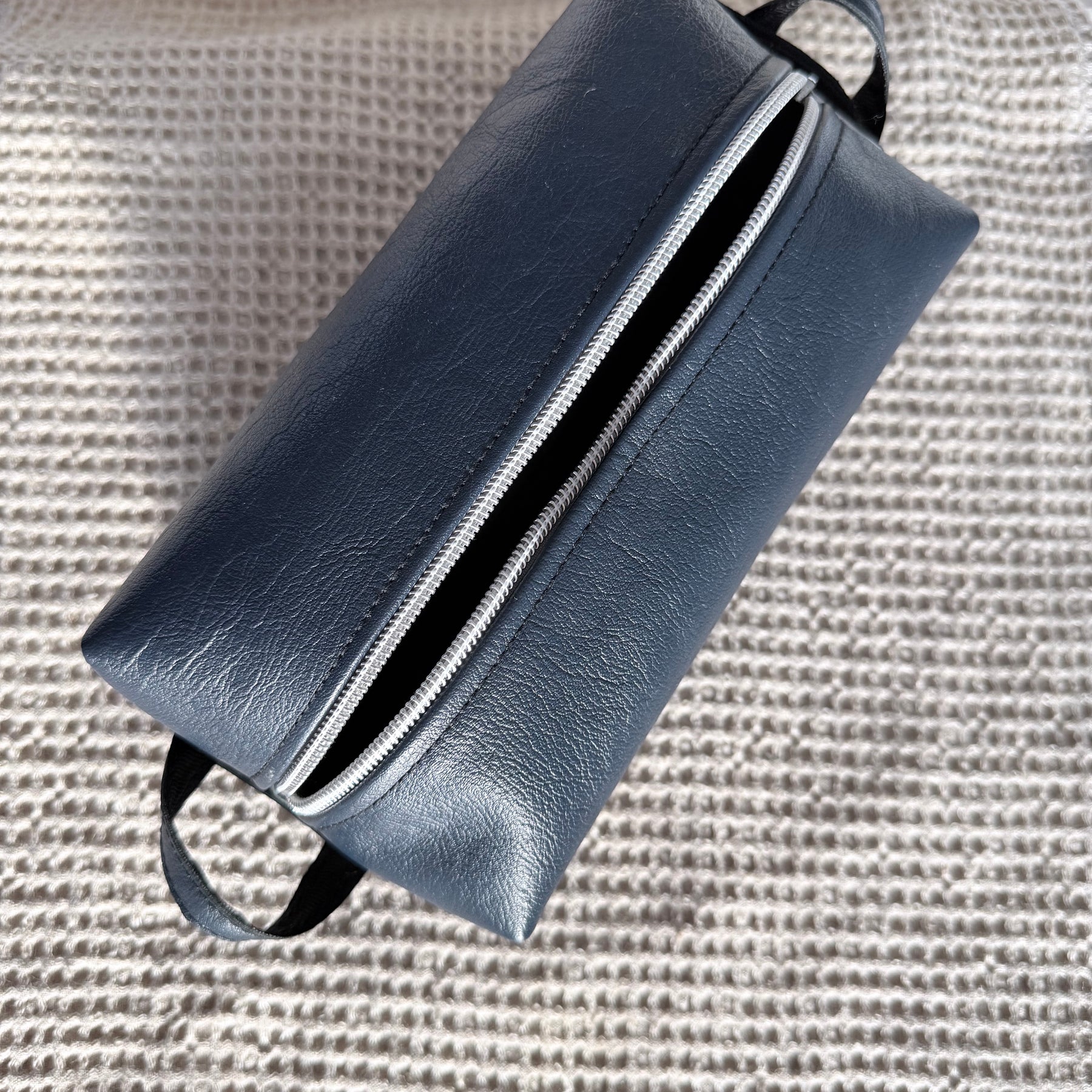 Men’s toiletries / cables bag