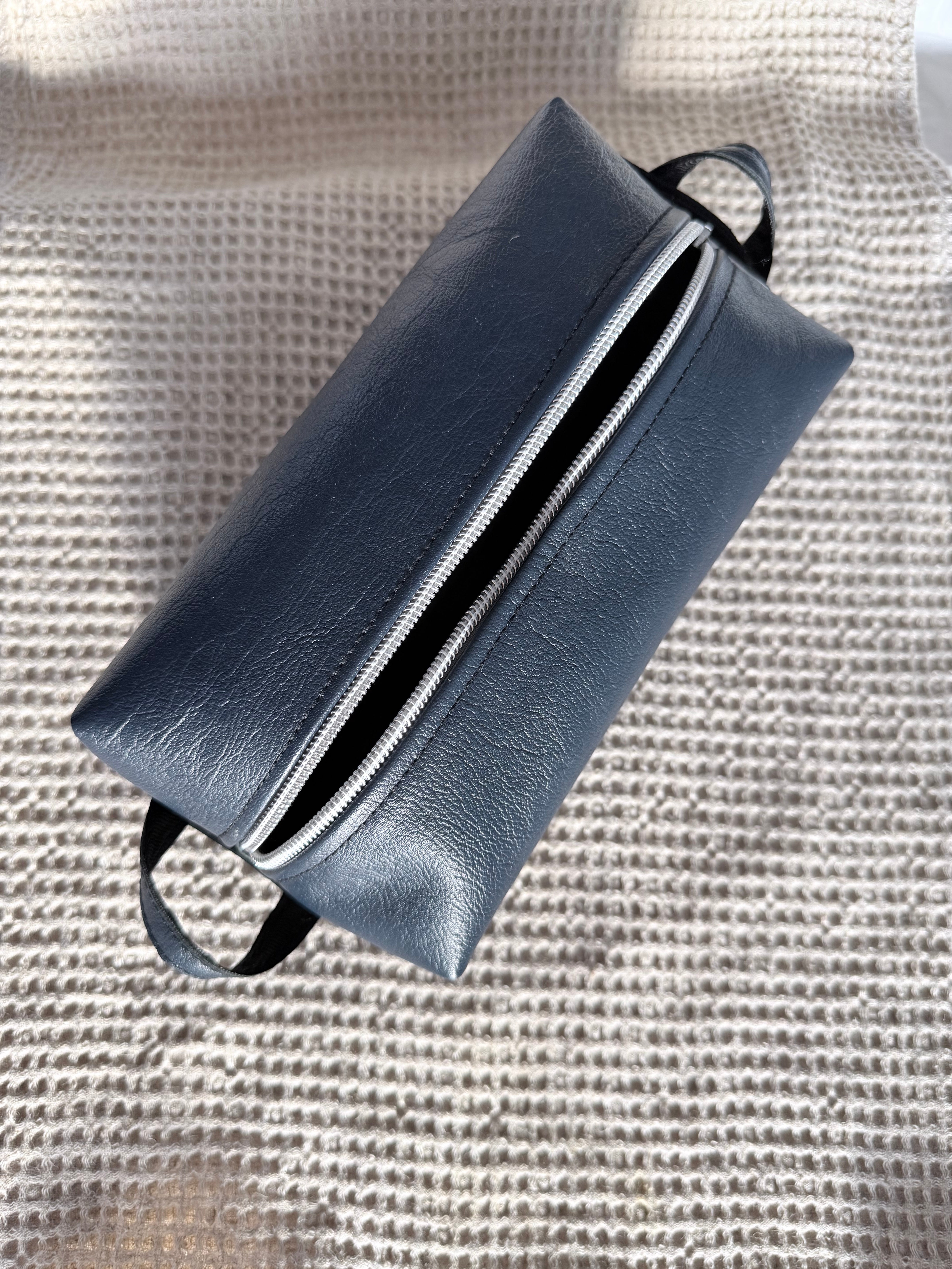 Men’s toiletries / cables bag