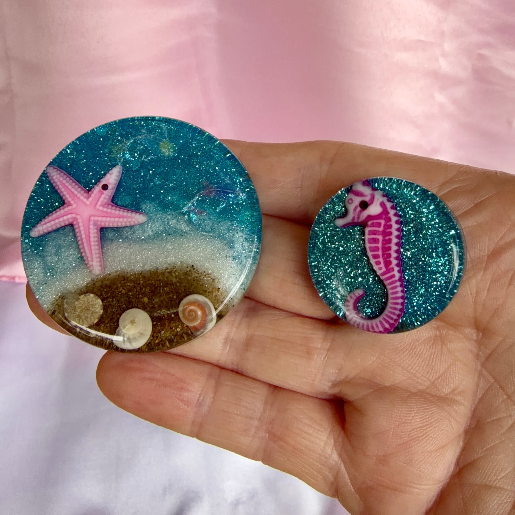A Set of 2 Ocean Magnets with sea horse and Starfish