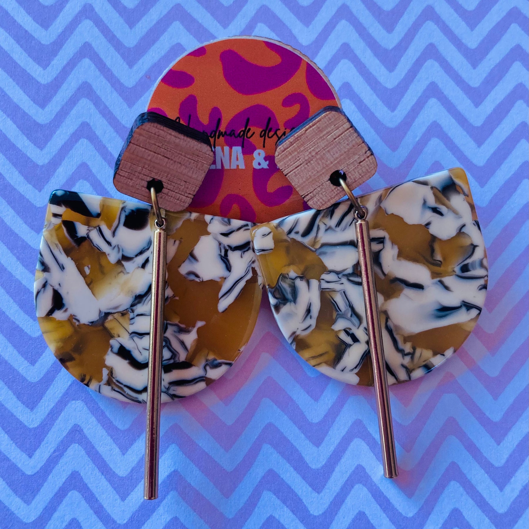 Mottled mustard / gold alloy earrings