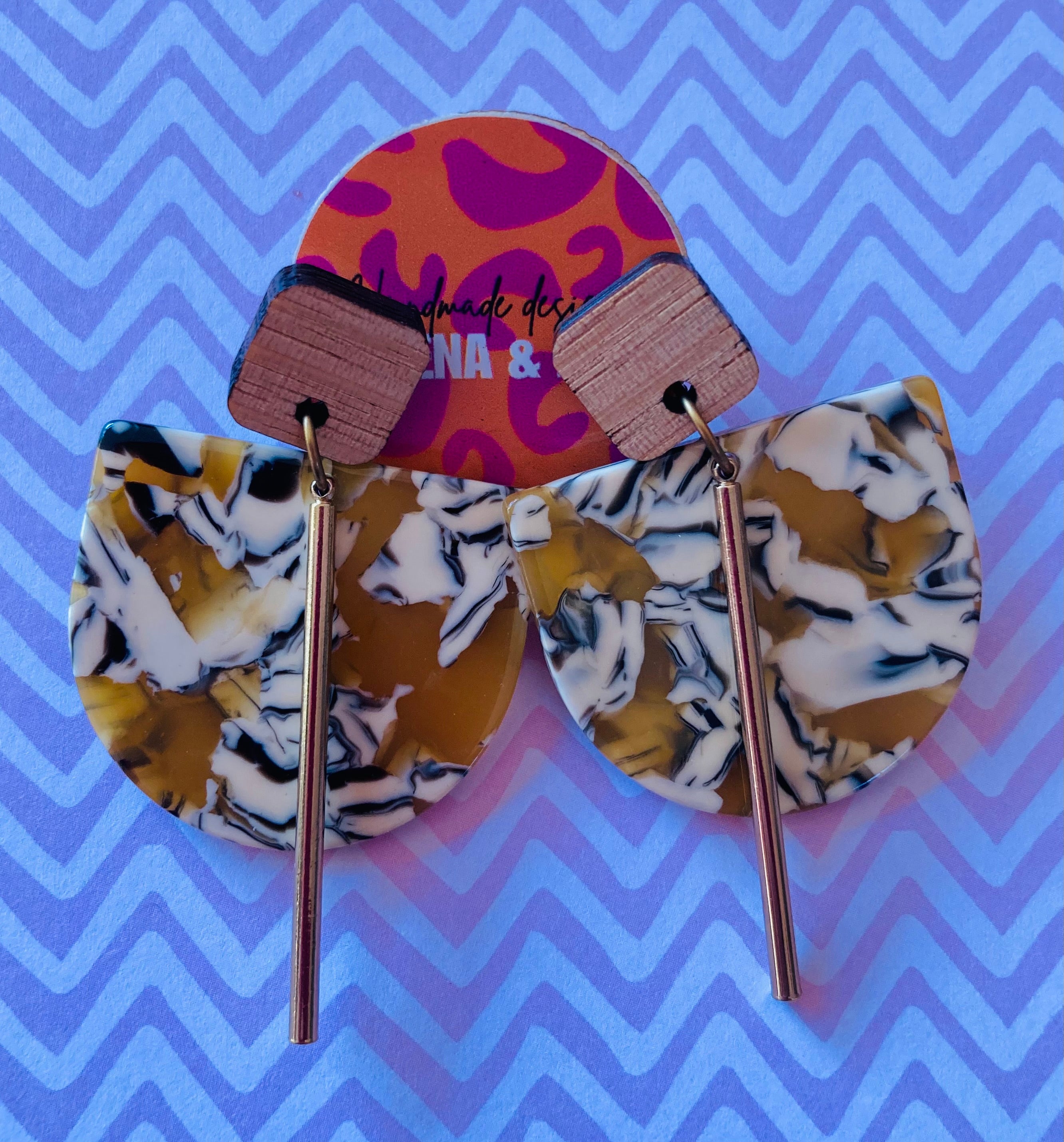 Mottled mustard / gold alloy earrings