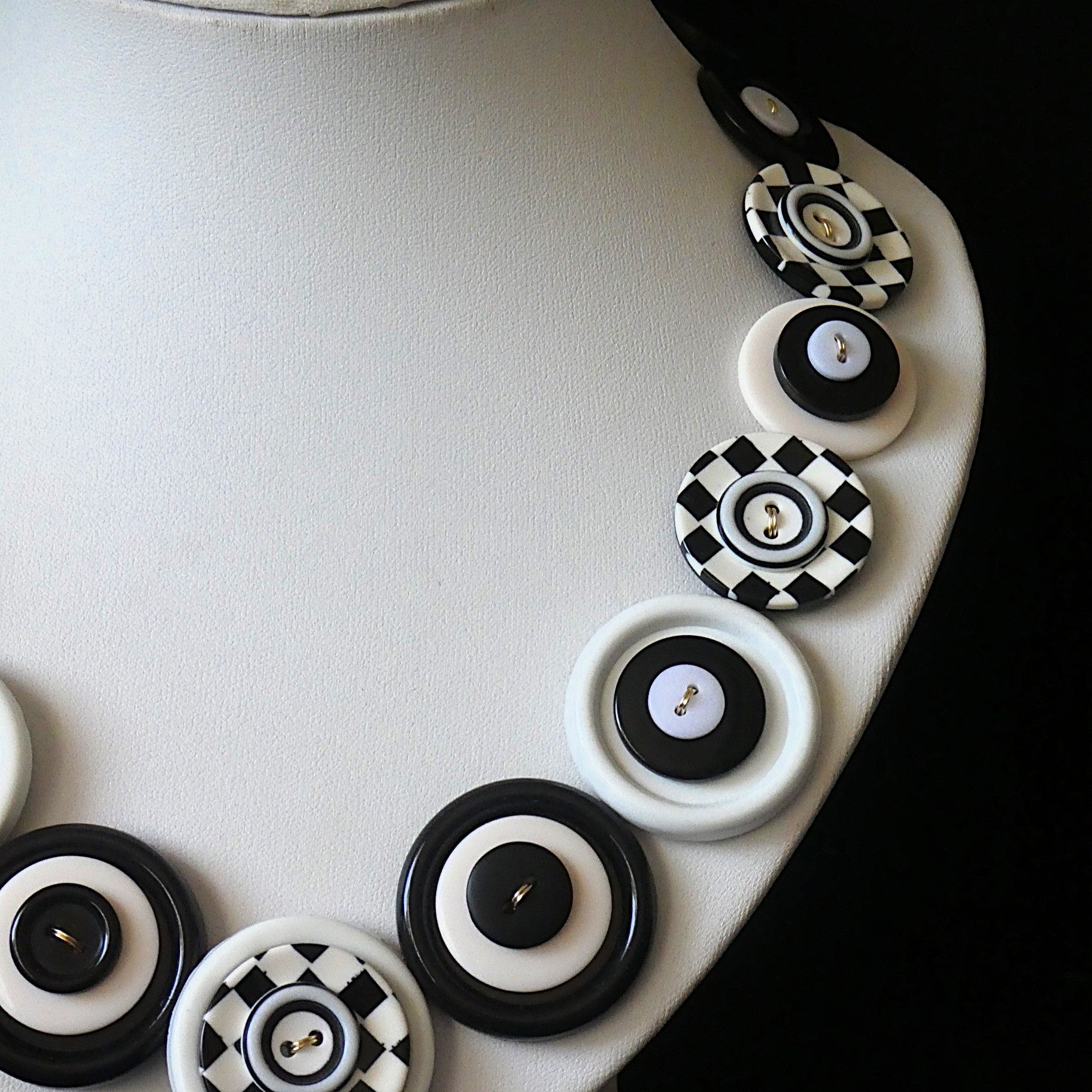 Button necklace and earrings - Checkmate