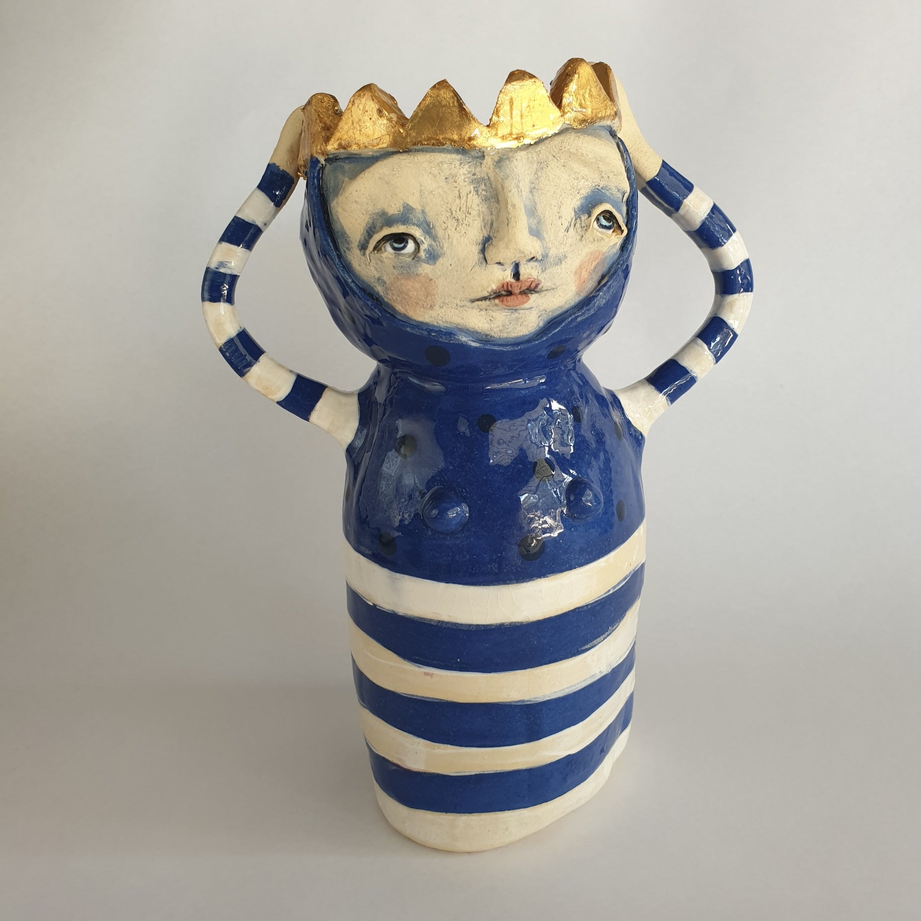 blue and white, queen, crown