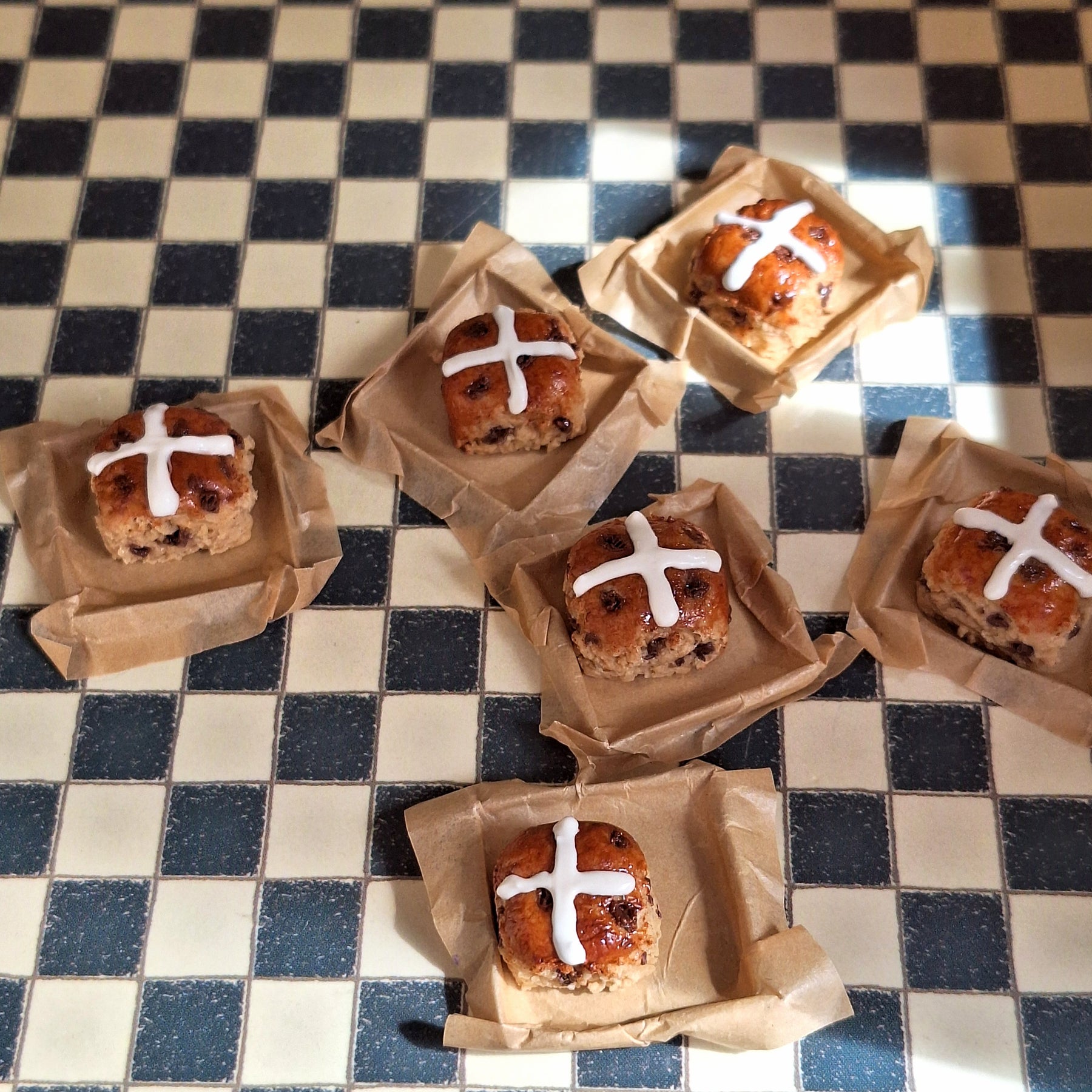 Single Hot cross Bun with metal tray