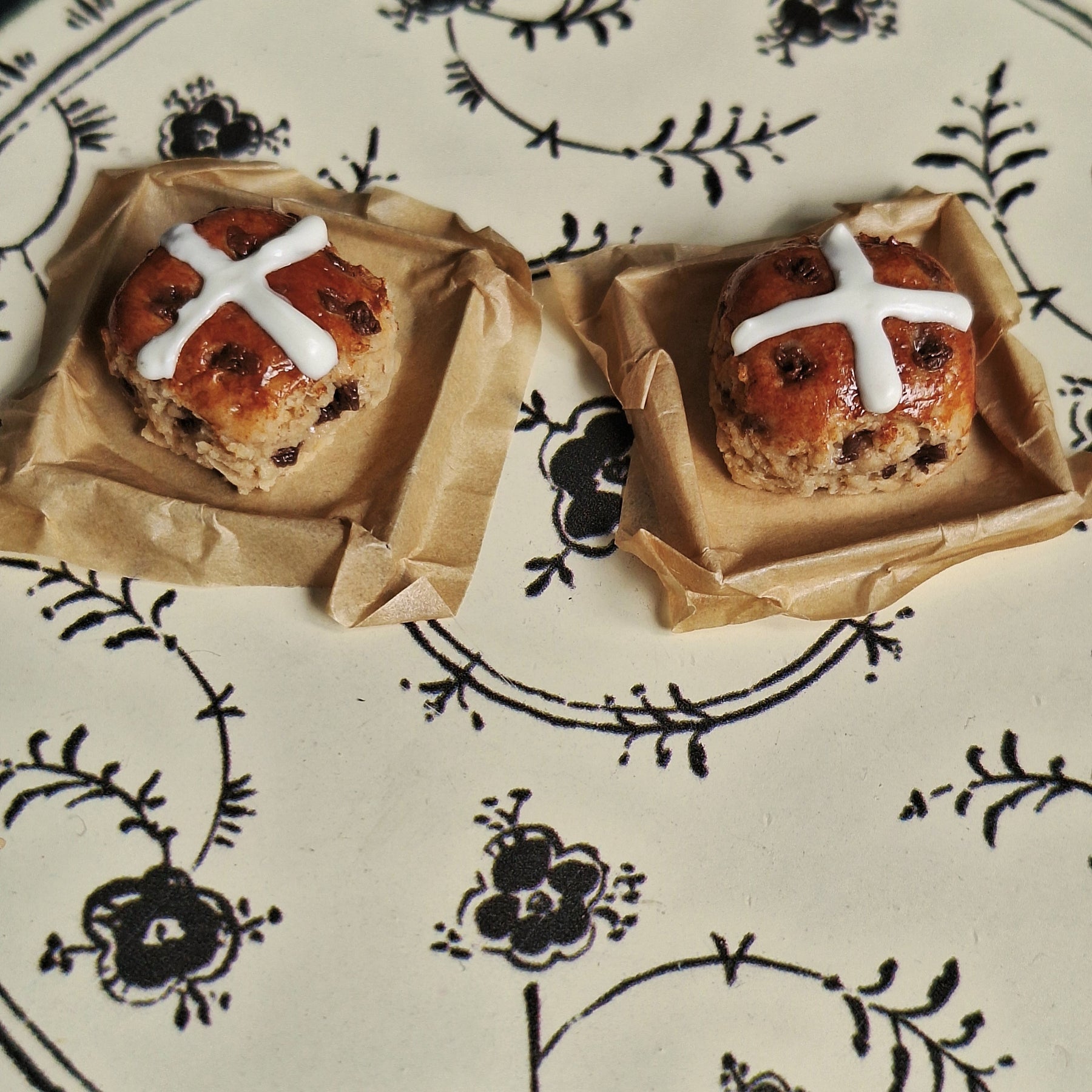Single Hot cross Bun with metal tray
