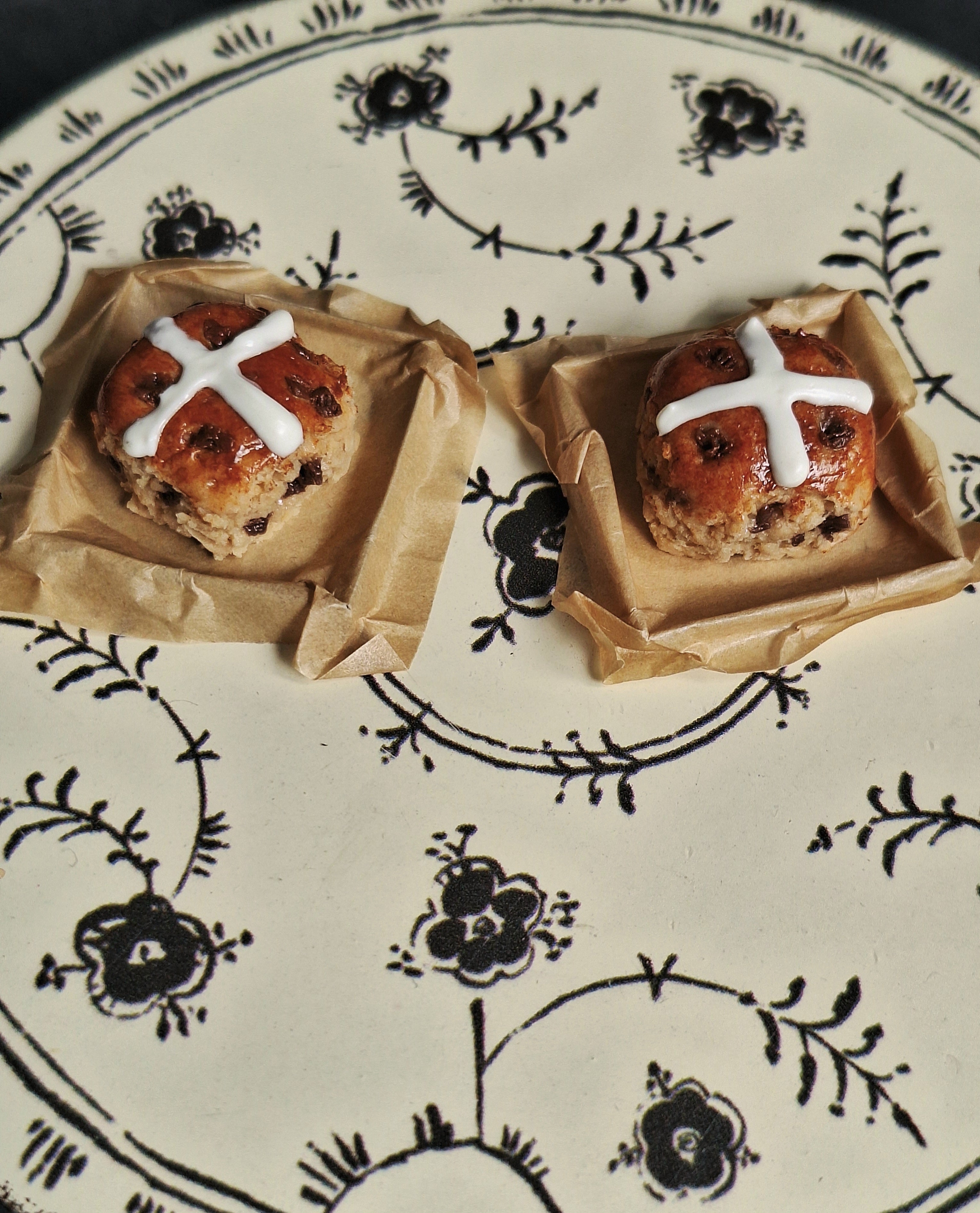 Single Hot cross Bun with metal tray