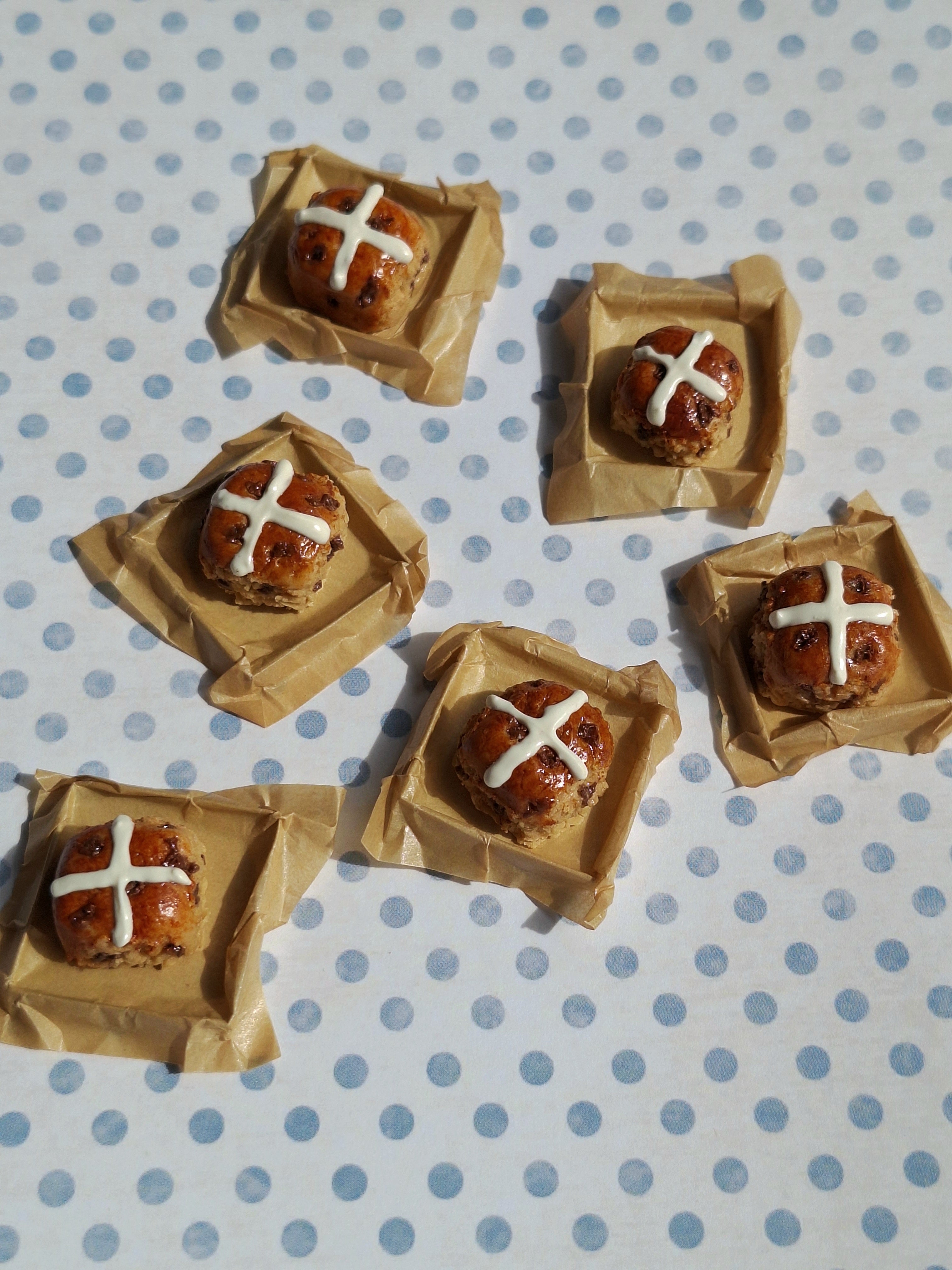Single Hot cross Bun with metal tray
