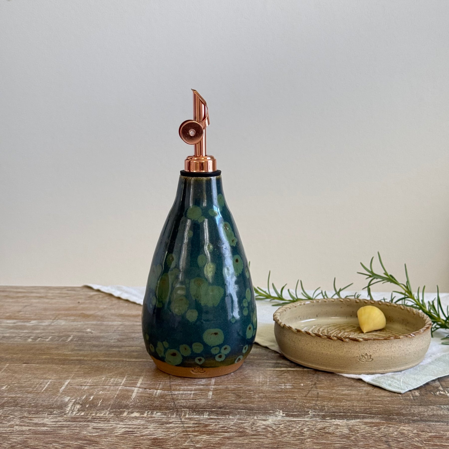 Handmade Ceramic Olive Oil Bottle | Mistral – The Daily Pour | 400ml