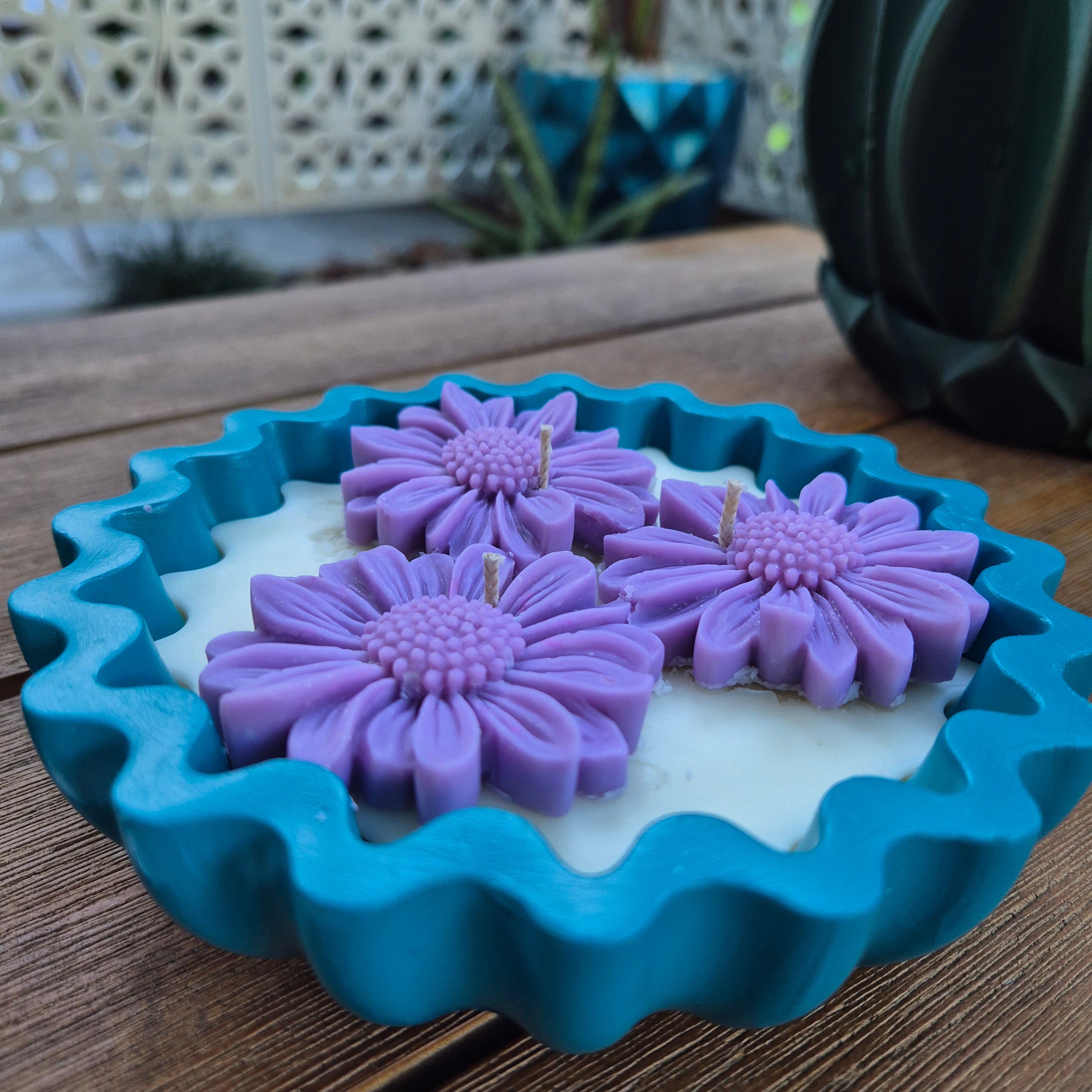 Teal Eco-concrete daisy bowl candle with fragranced soy wax