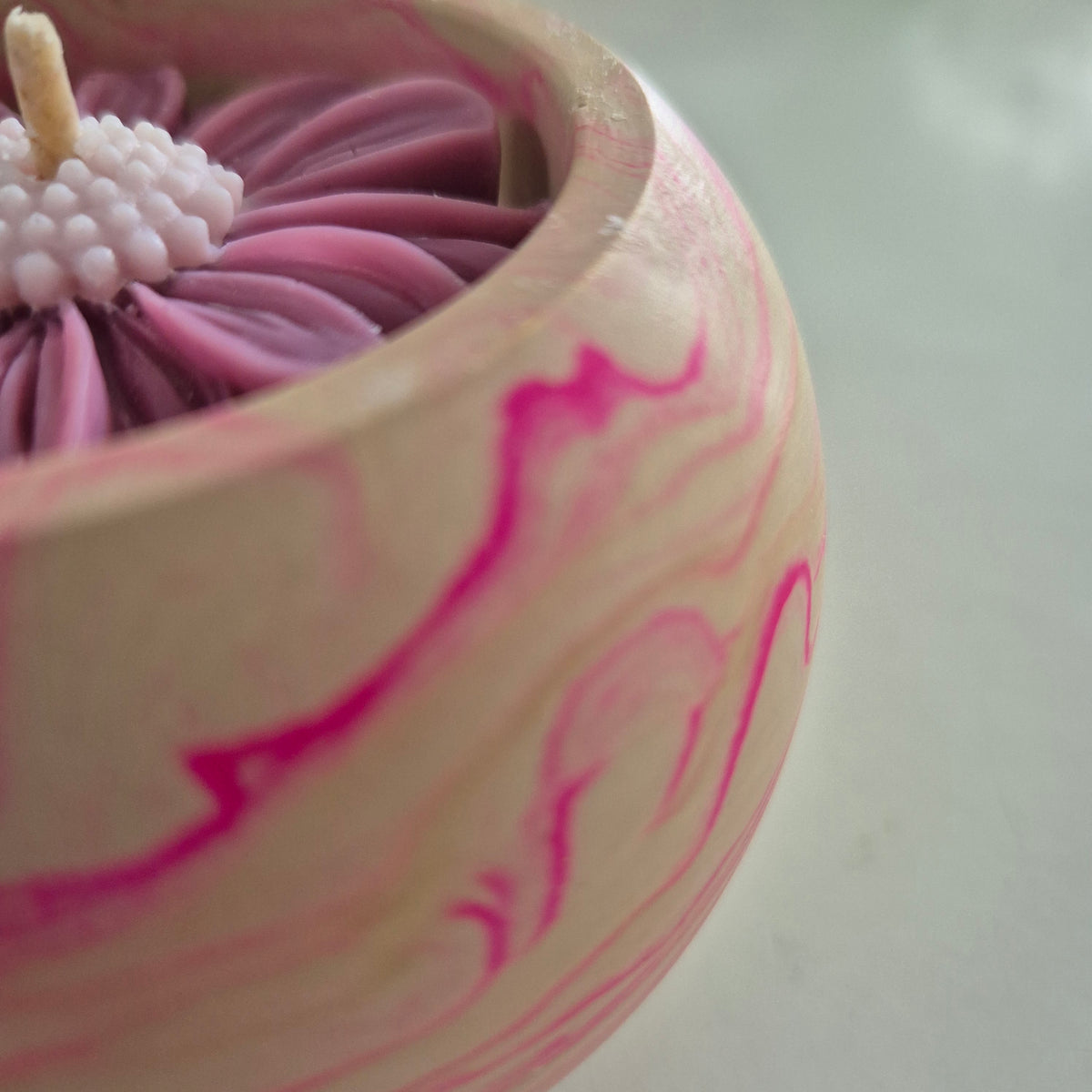 Concrete pot belly shaped bowl candle with sandalwood fragrance