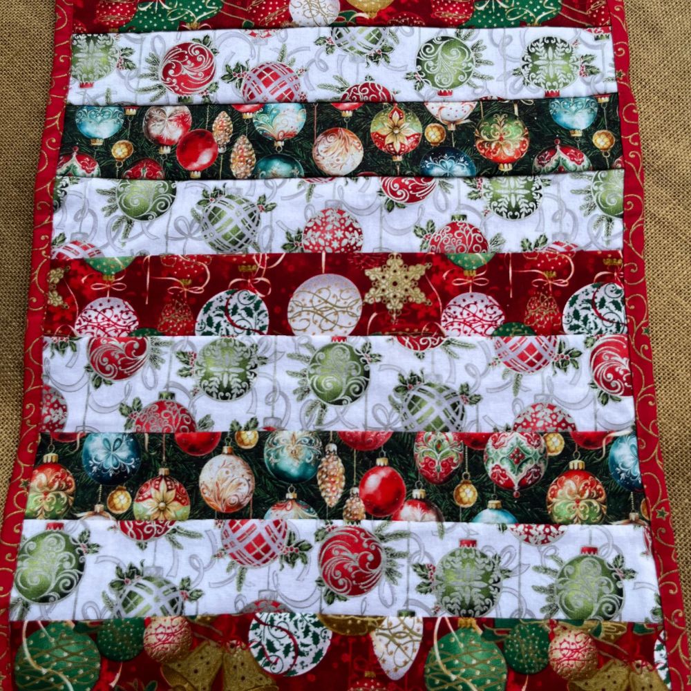 Christmas table runner | Reversible | Christmas Baubles