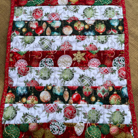 Christmas table runner | Reversible | Christmas Baubles