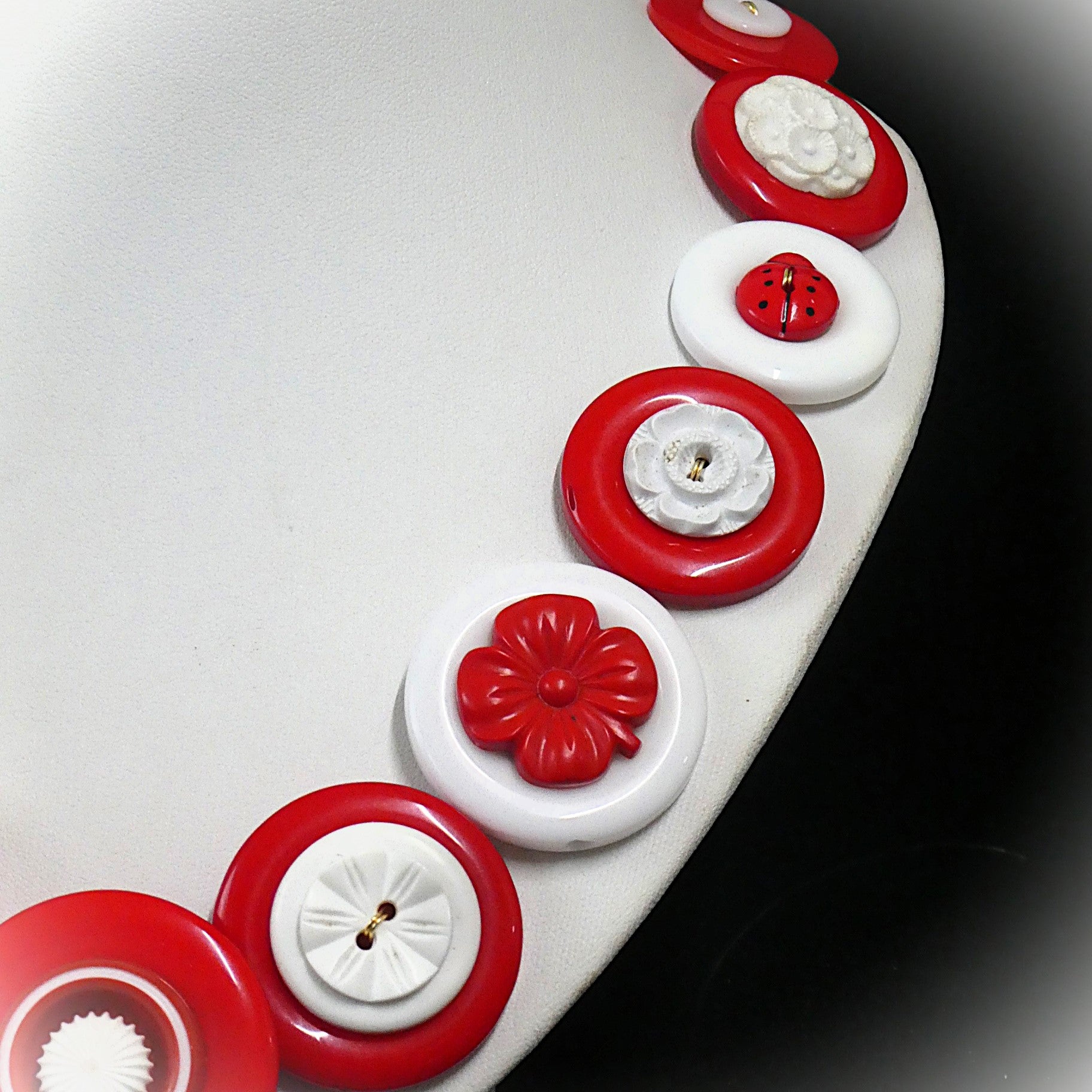 Button necklace - Red flowers