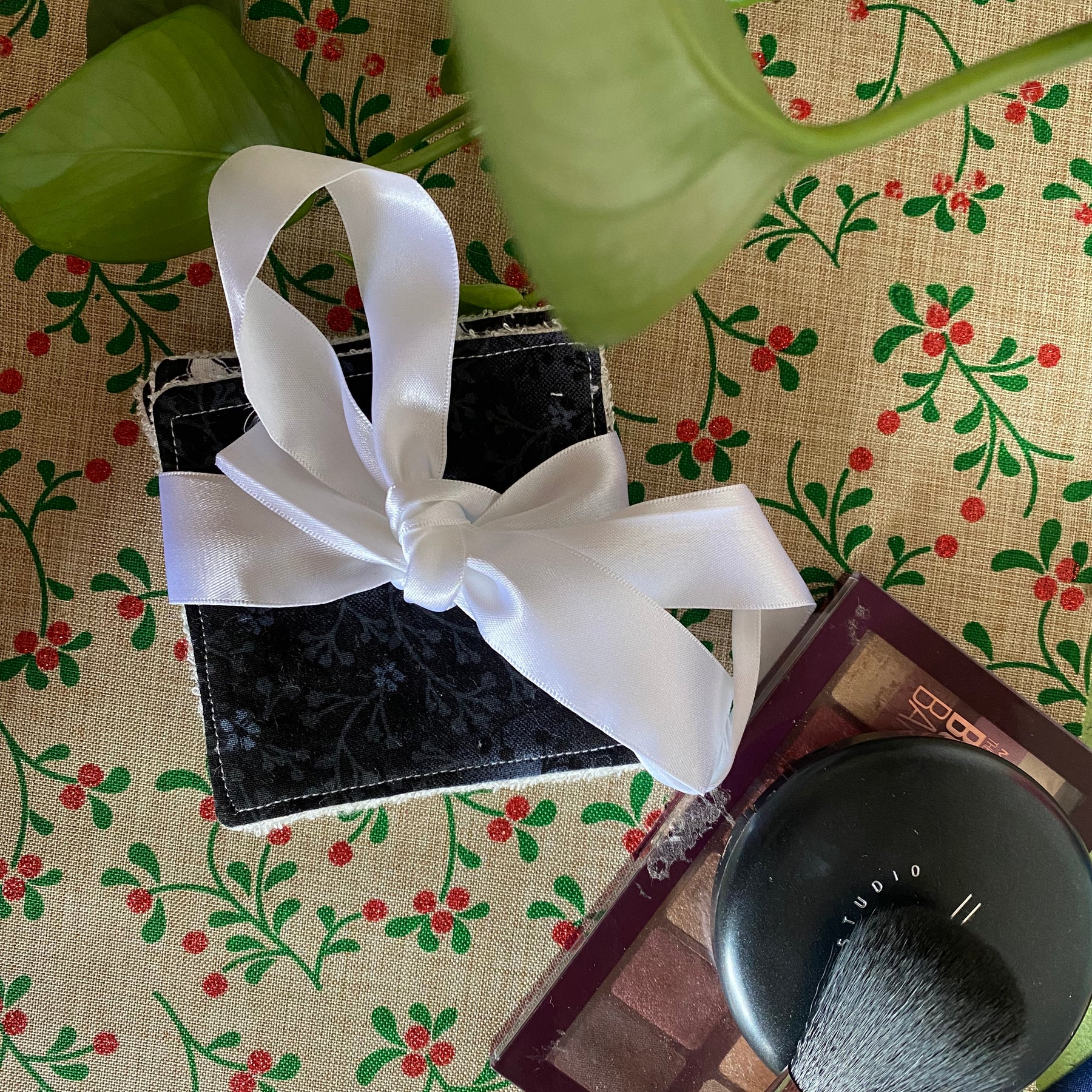 Black & White Floral Reusable Makeup Remover Pad –