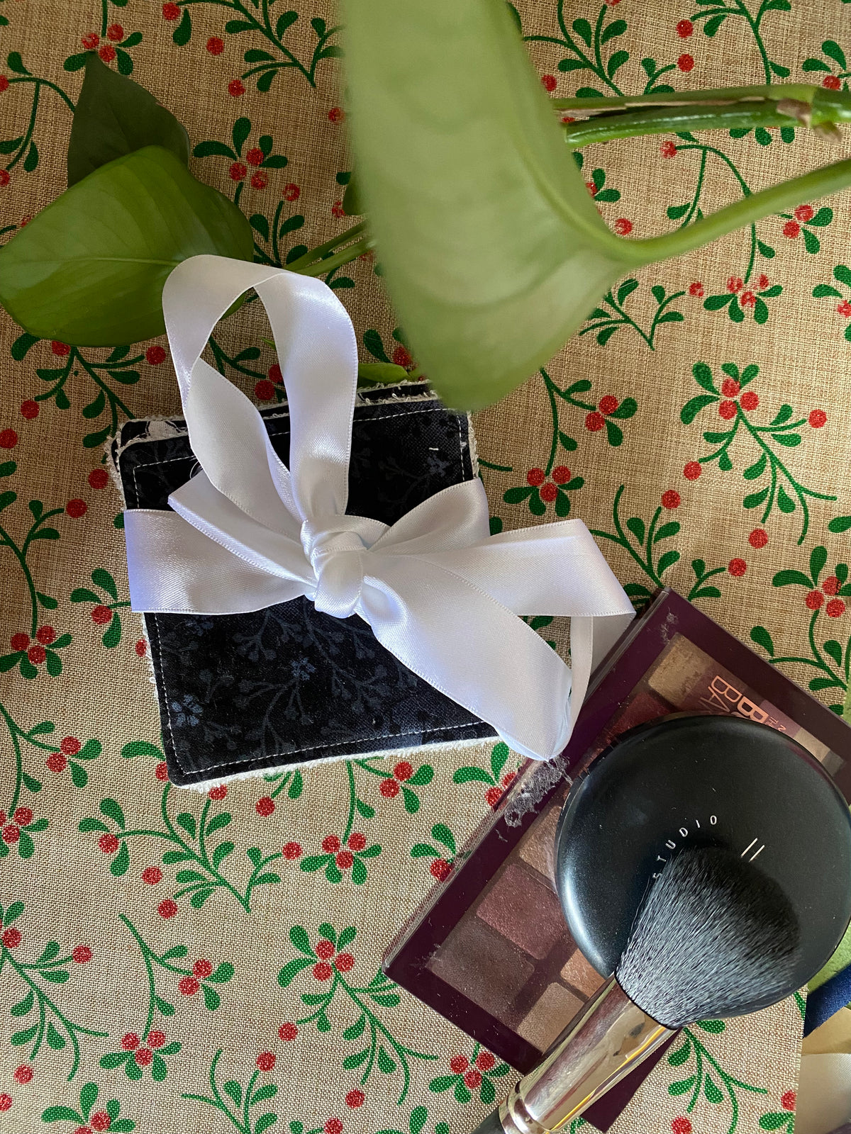 Black & White Floral Reusable Makeup Remover Pad –