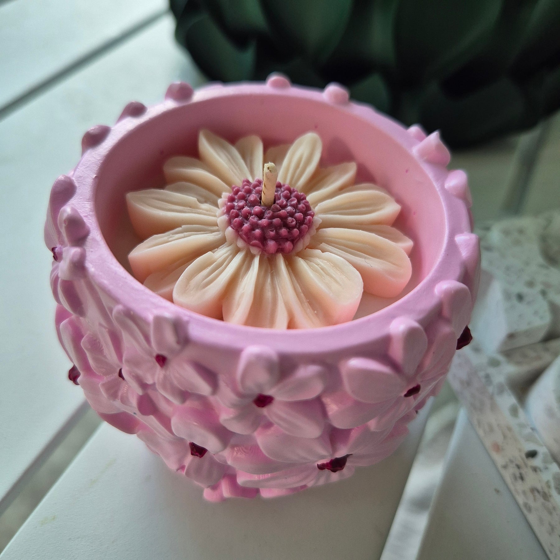 Concrete soy wax 3D daisy tub candle scented with gardenia