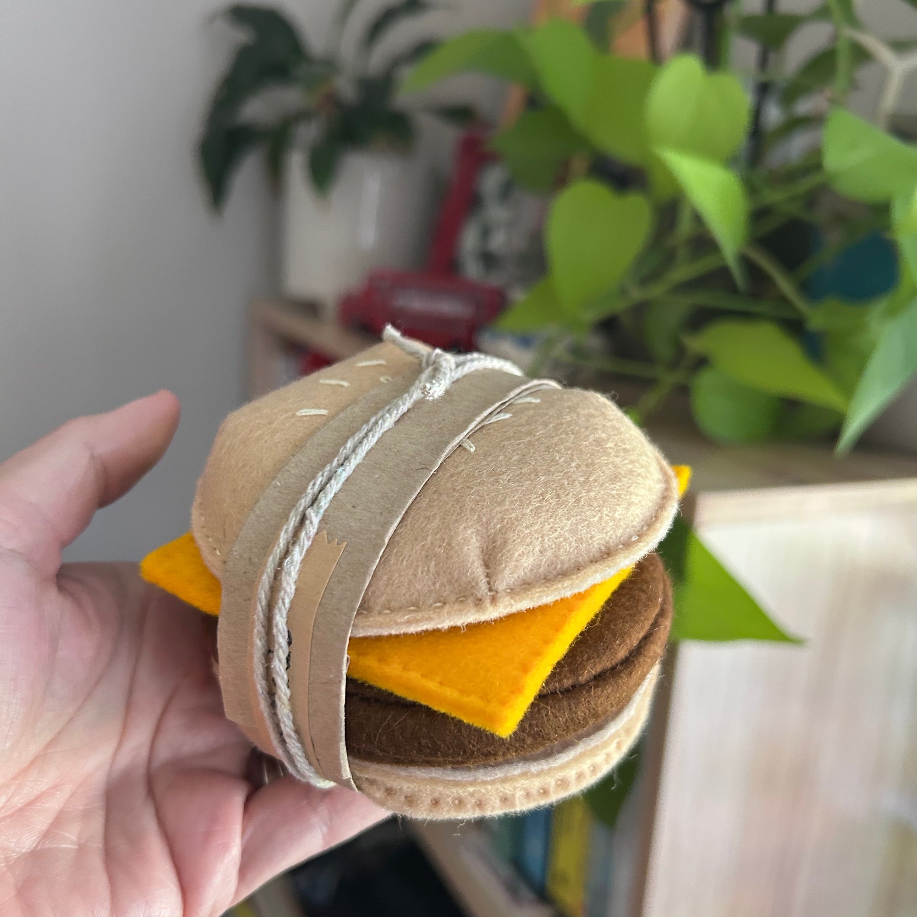 Felt cheeseburger, play kitchen