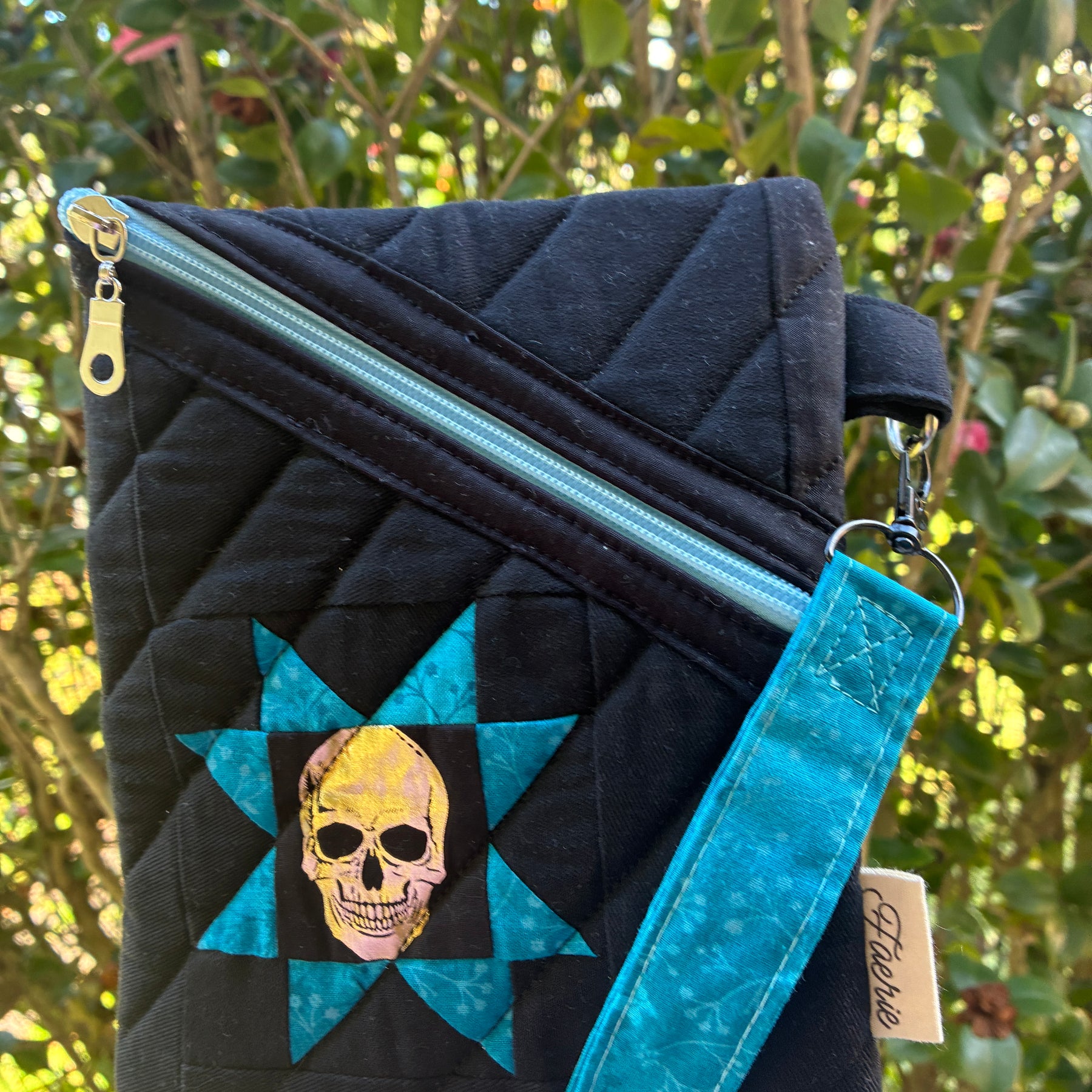 The Skull eReader Bag (Black & blue)