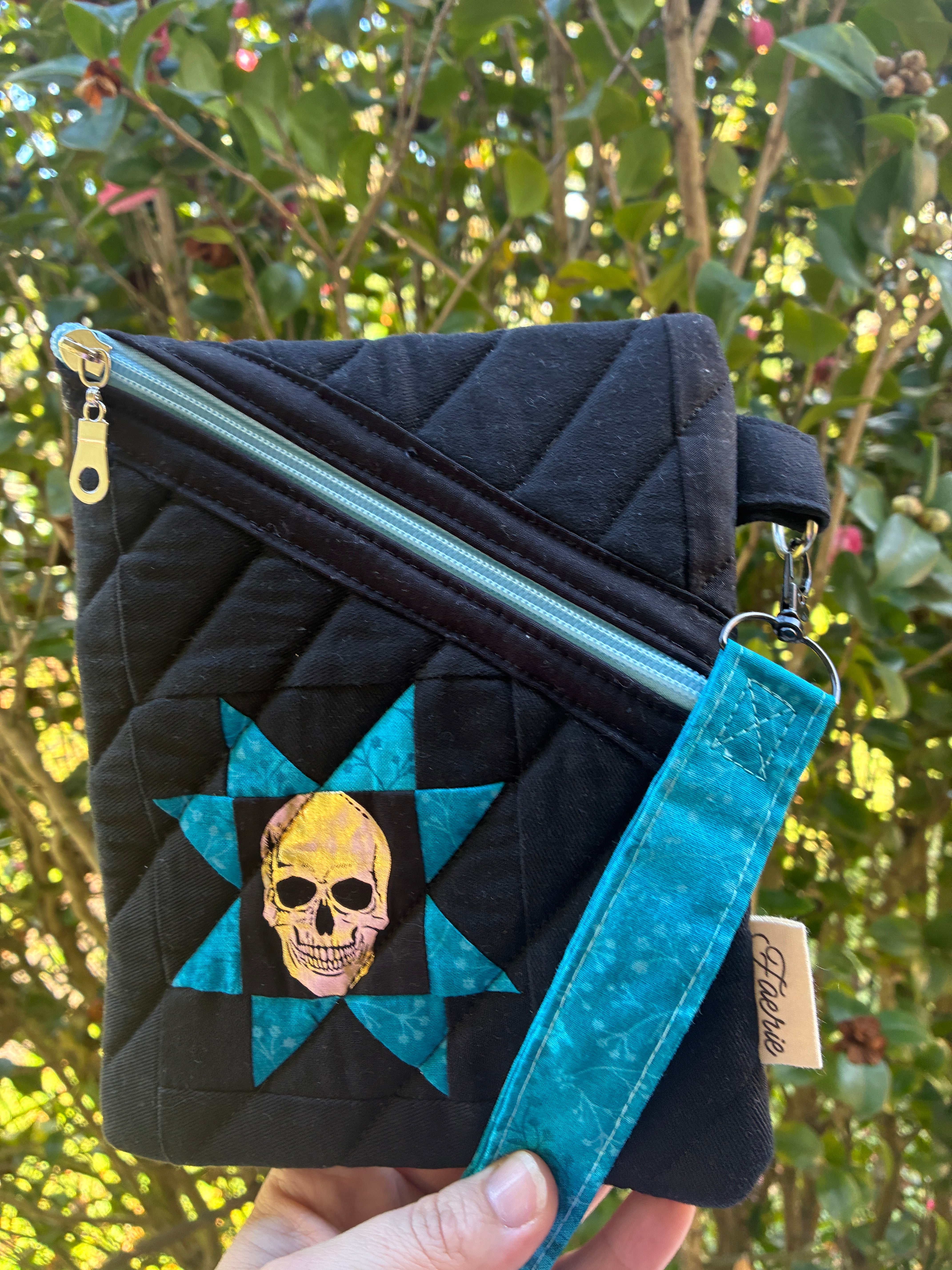 The Skull eReader Bag (Black & blue)