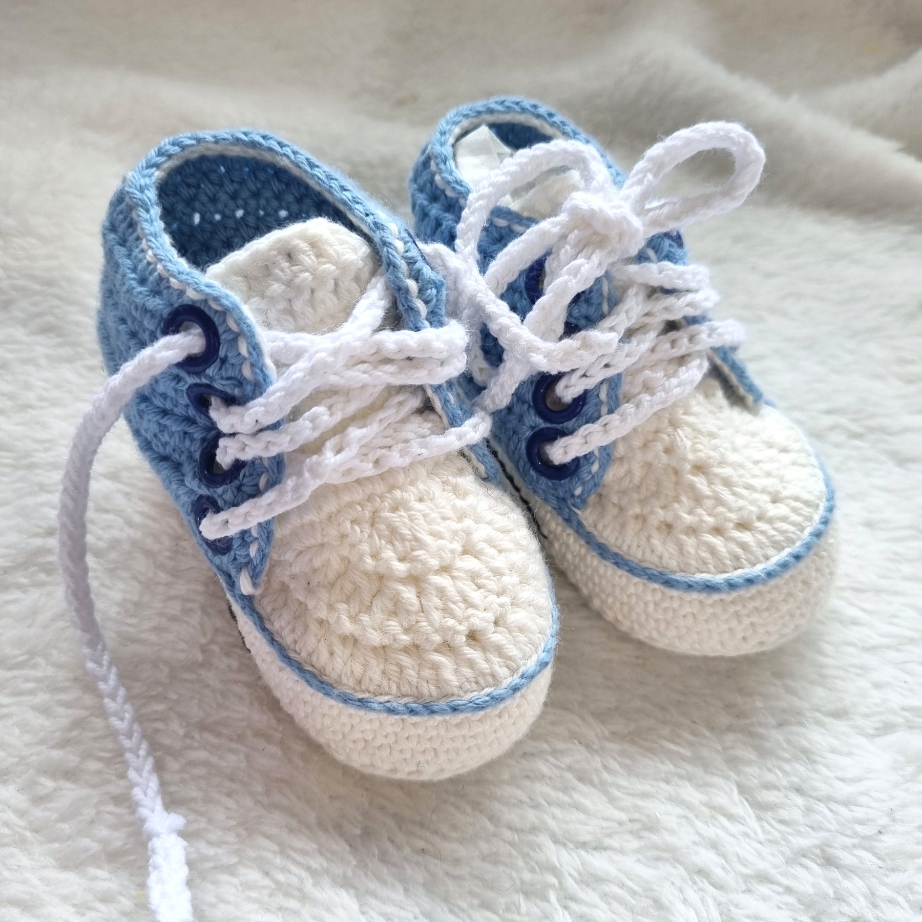 Handmade – Crochet Hi Top baby shoes – blue and white – fit newborn or Baby doll – BB42/1