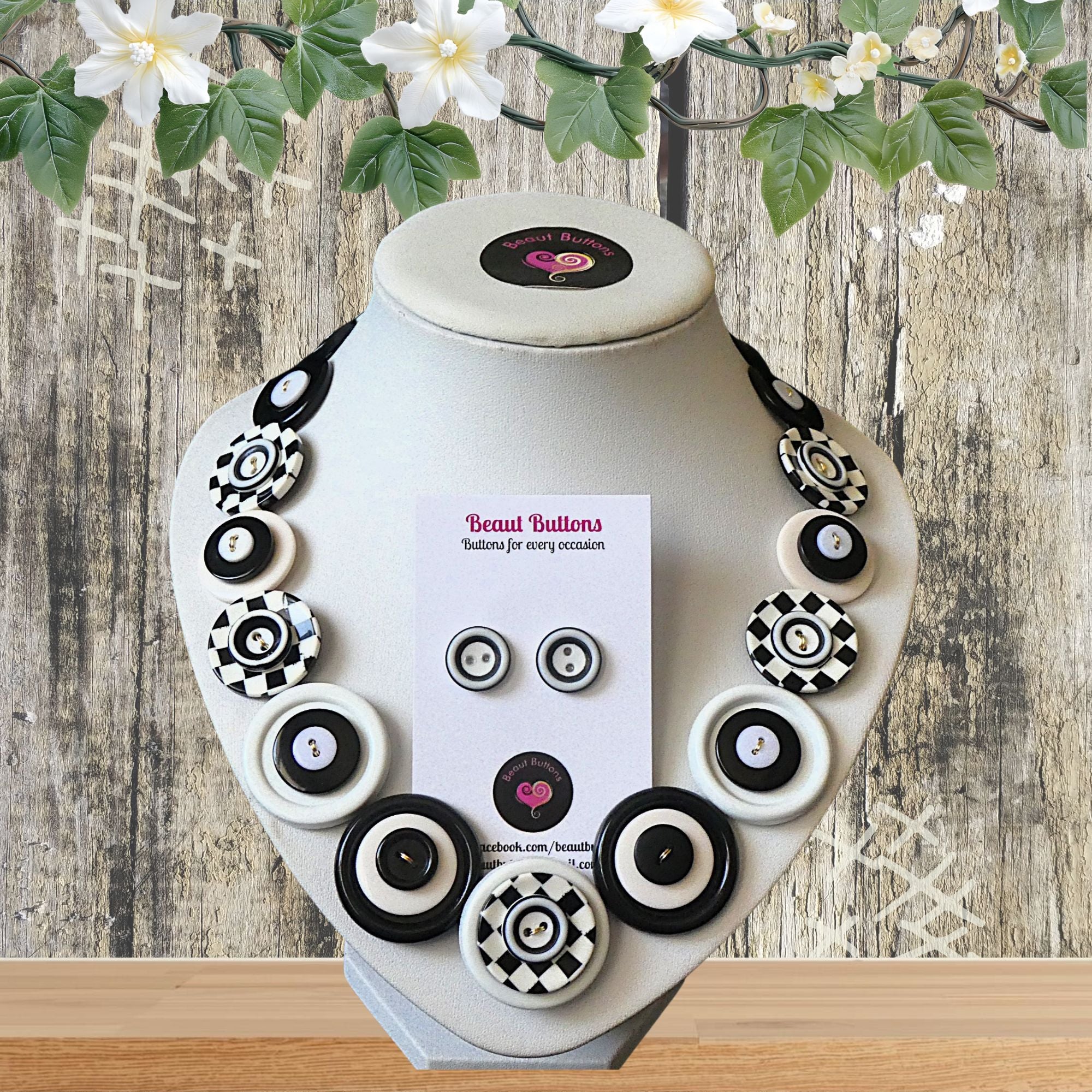 Button necklace and earrings - Checkmate