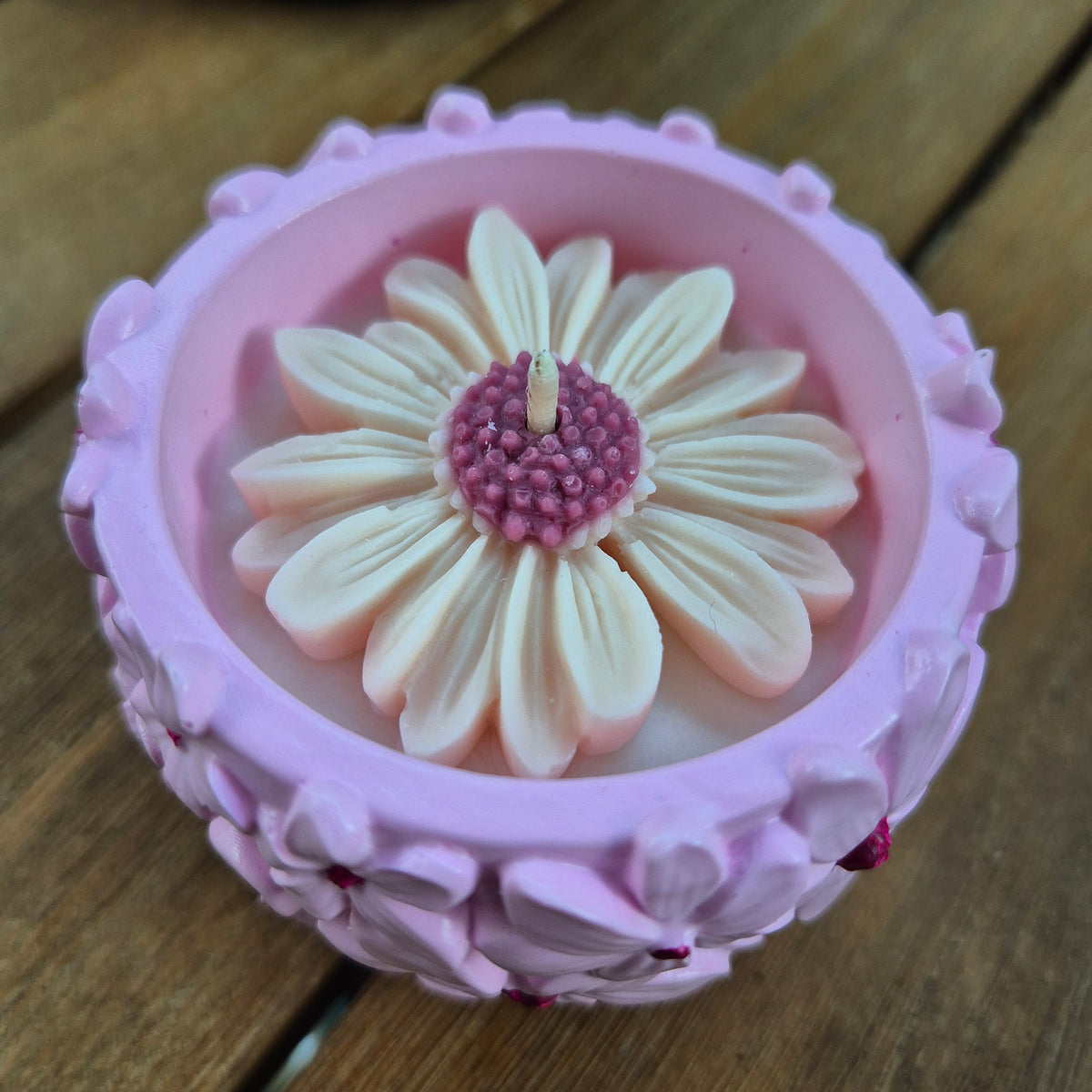 Concrete soy wax 3D daisy tub candle scented with gardenia
