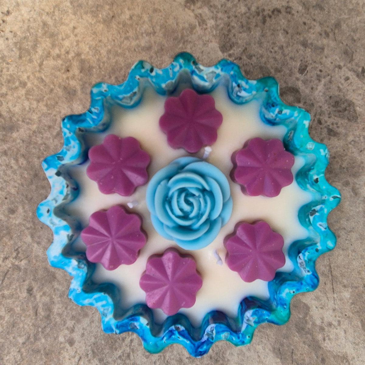 Sandalwood concrete bowl candle with soy wax and rose fragrance