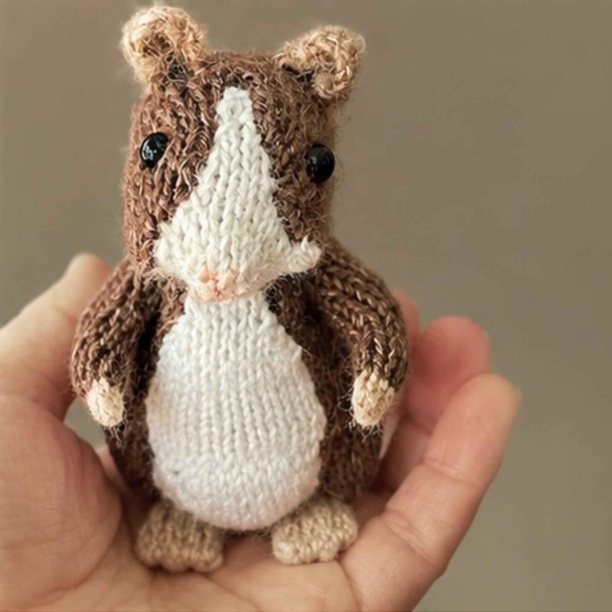 Poseable Guinea Pig Fibre Art Figurine, 12cm tall