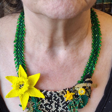 Garden necklace with daffodil and bee