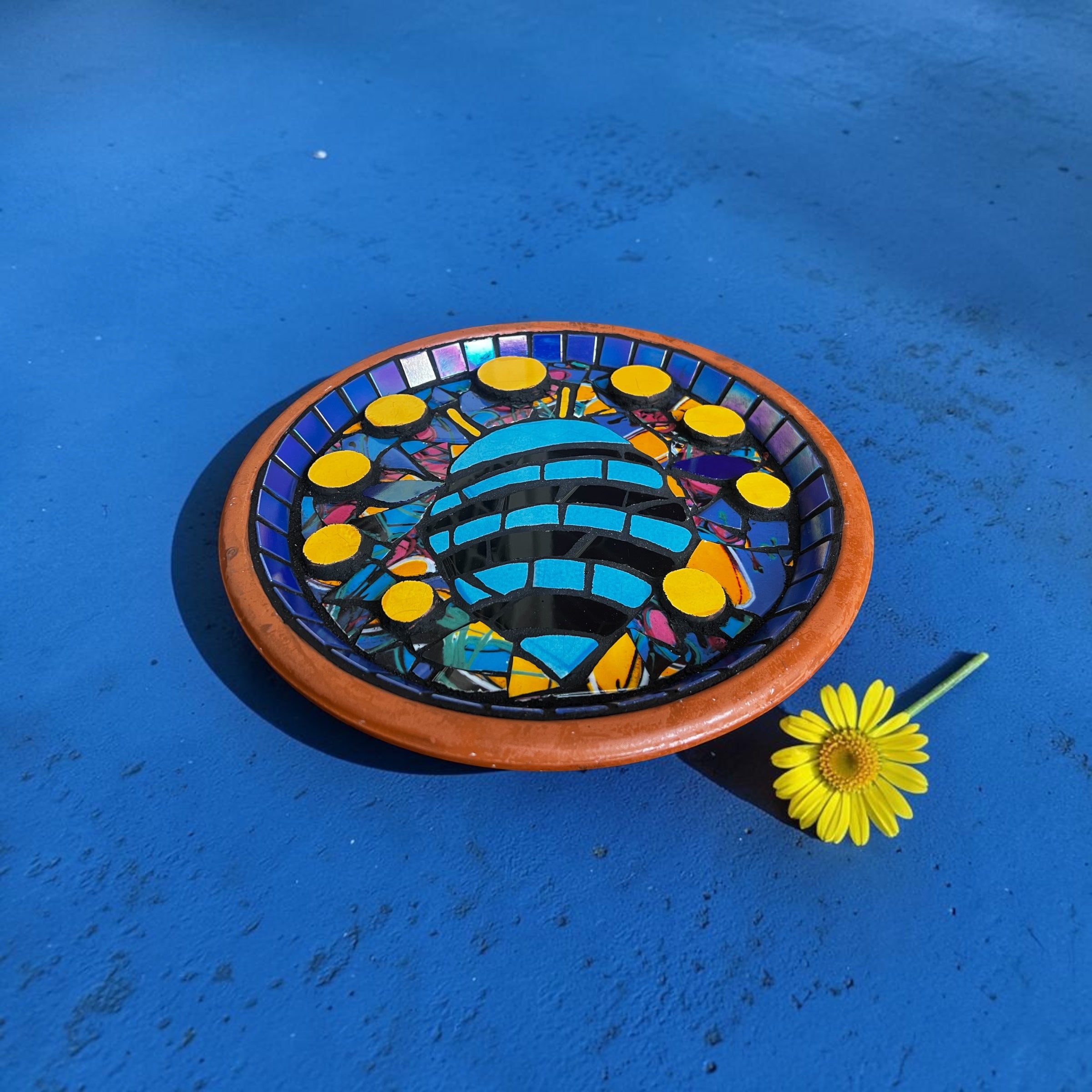 Mosaic Bee Bath. Blue Banded Bee.