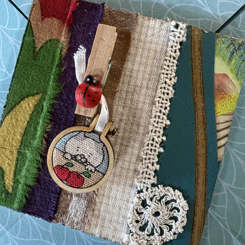Fridge art magnet with kitty cat dangle
