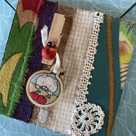 Fridge art magnet with kitty cat dangle