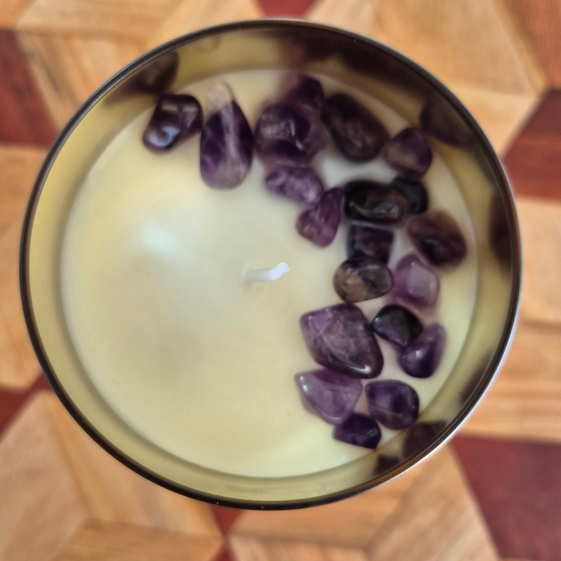 Gold stemless glass christmas candle with lavender and amethyst