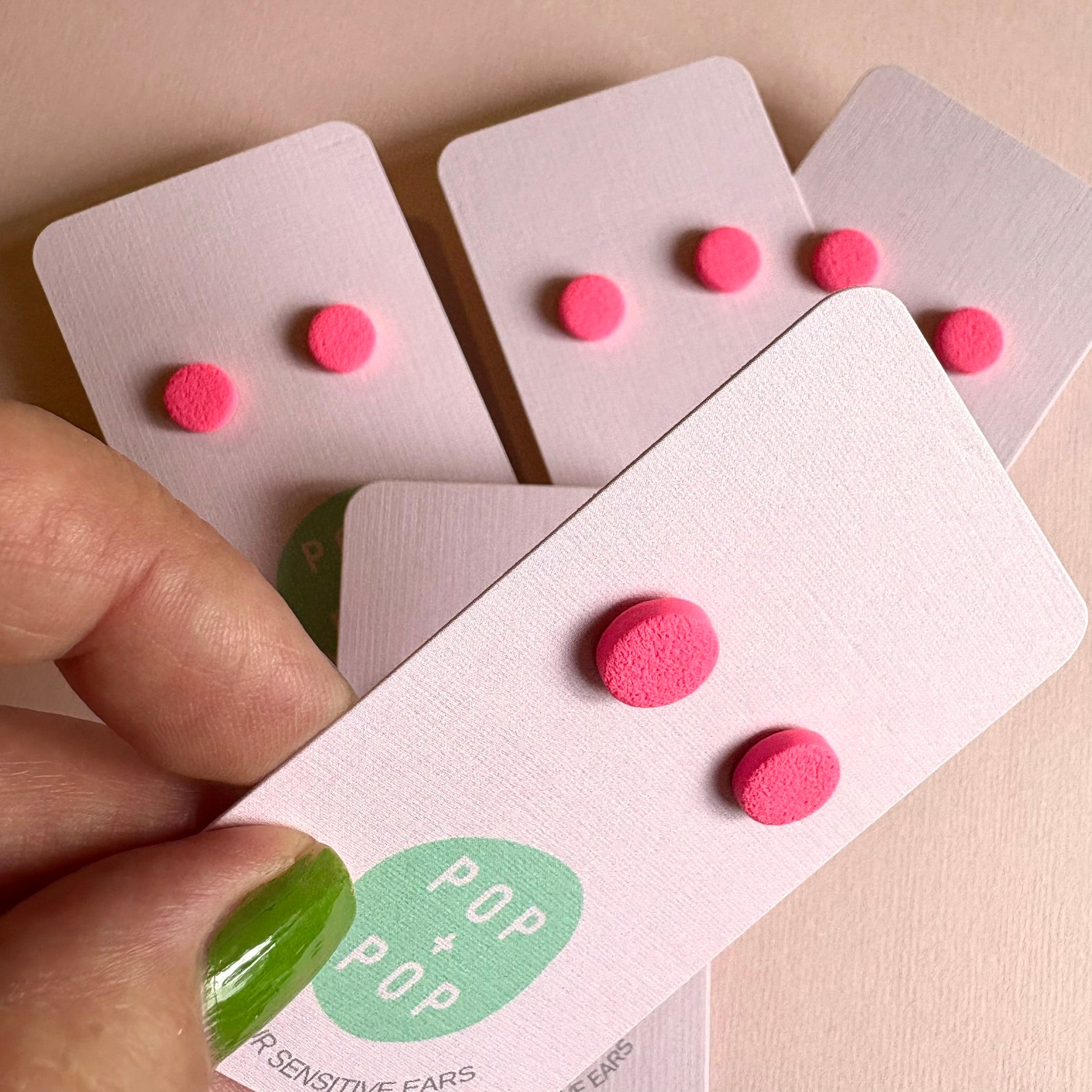 Earrings Studs round fluoro pink 10mm