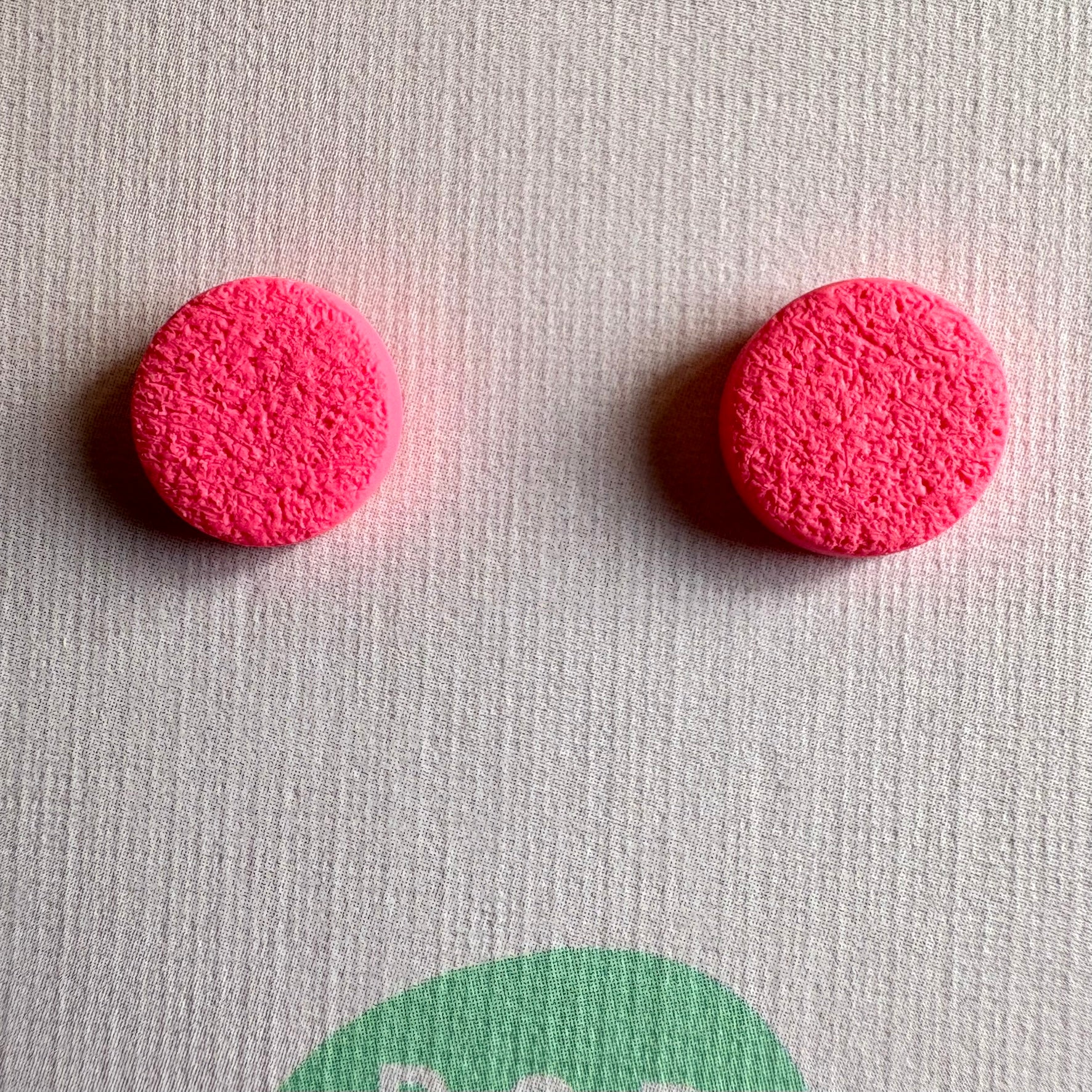 Earrings Studs round fluoro pink 10mm