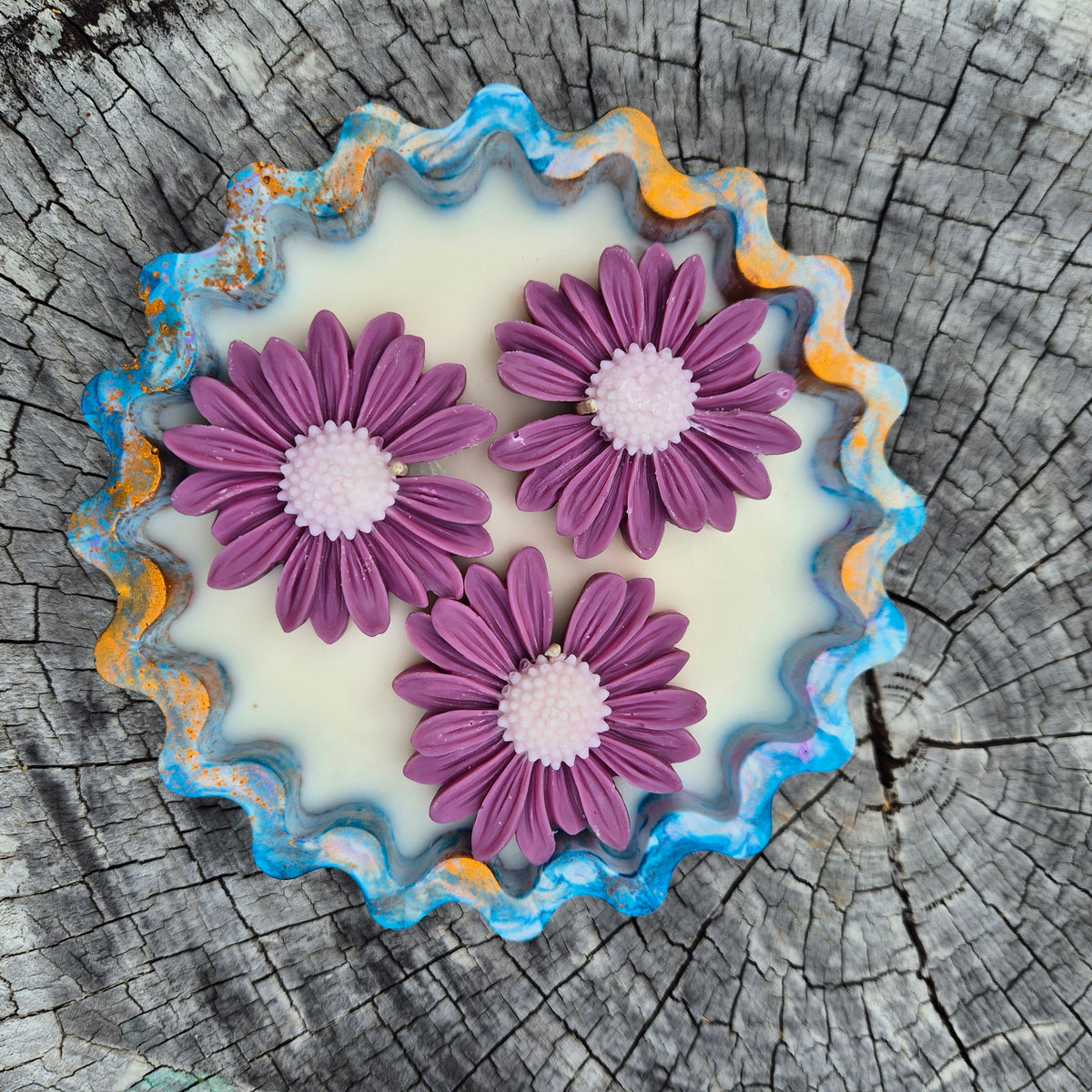 Round fluted concrete bowl candle with black raspberry lime