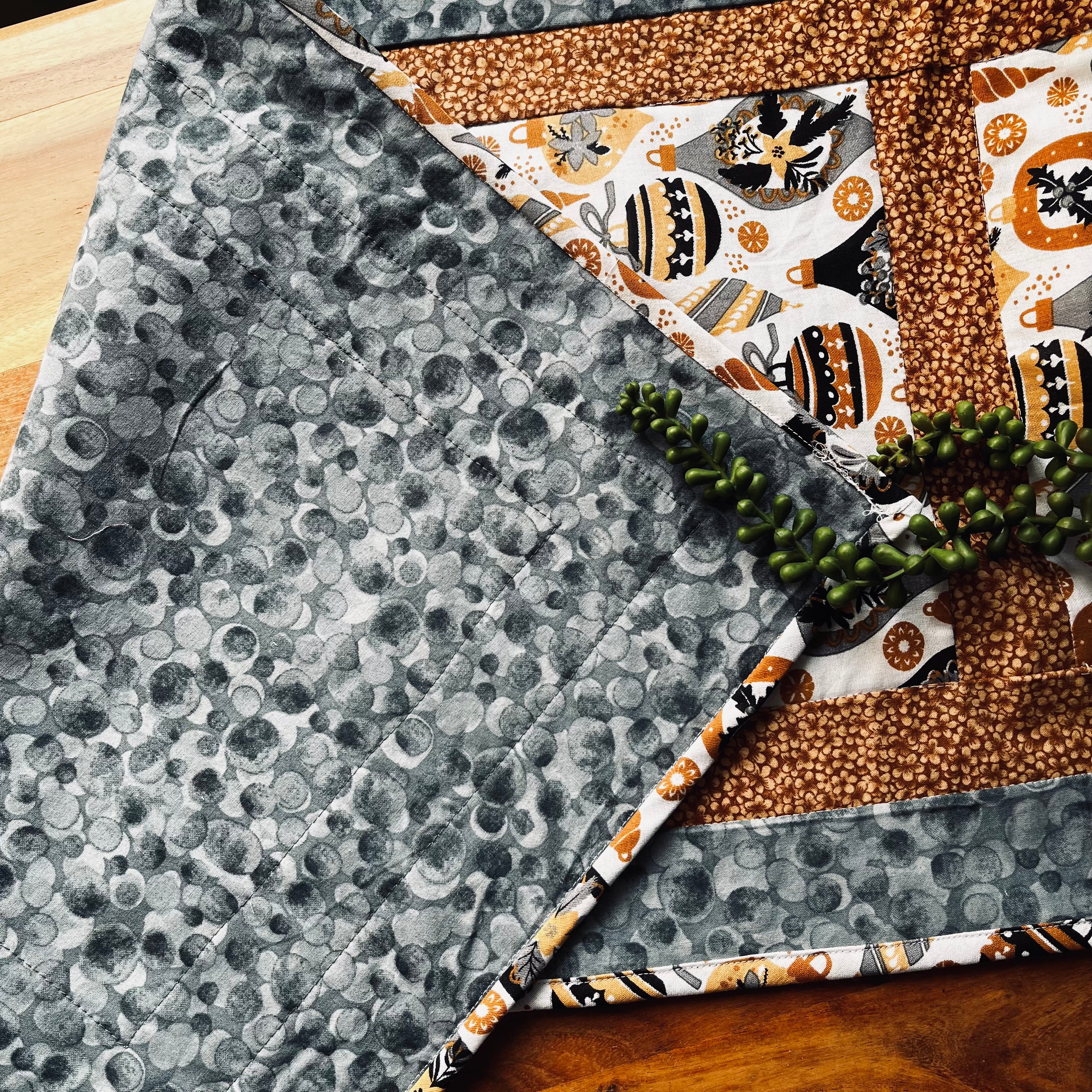 Christmas table runner | Reversible | christmas baubles