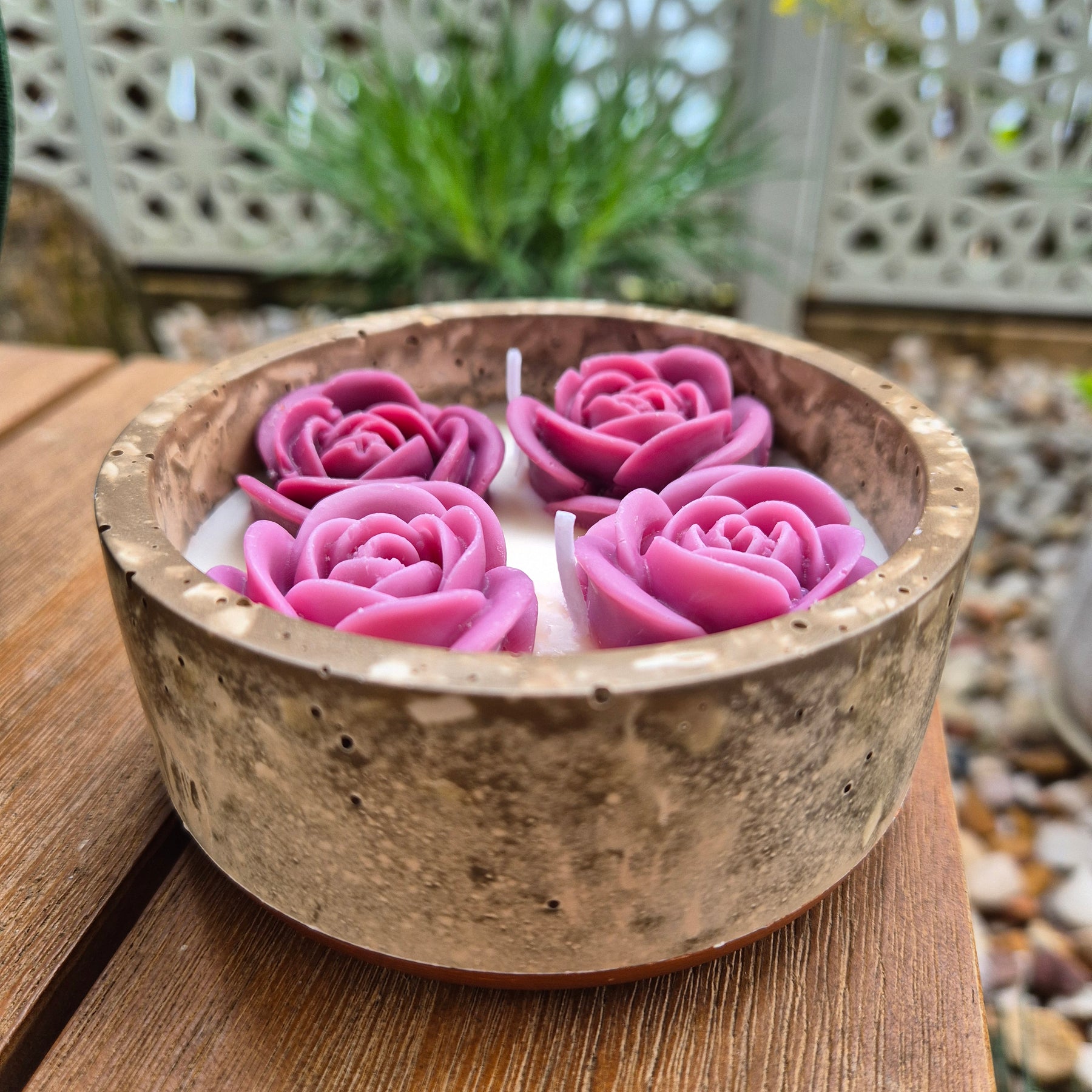 Round fluted brown concrete bowl candle with burgundy roses