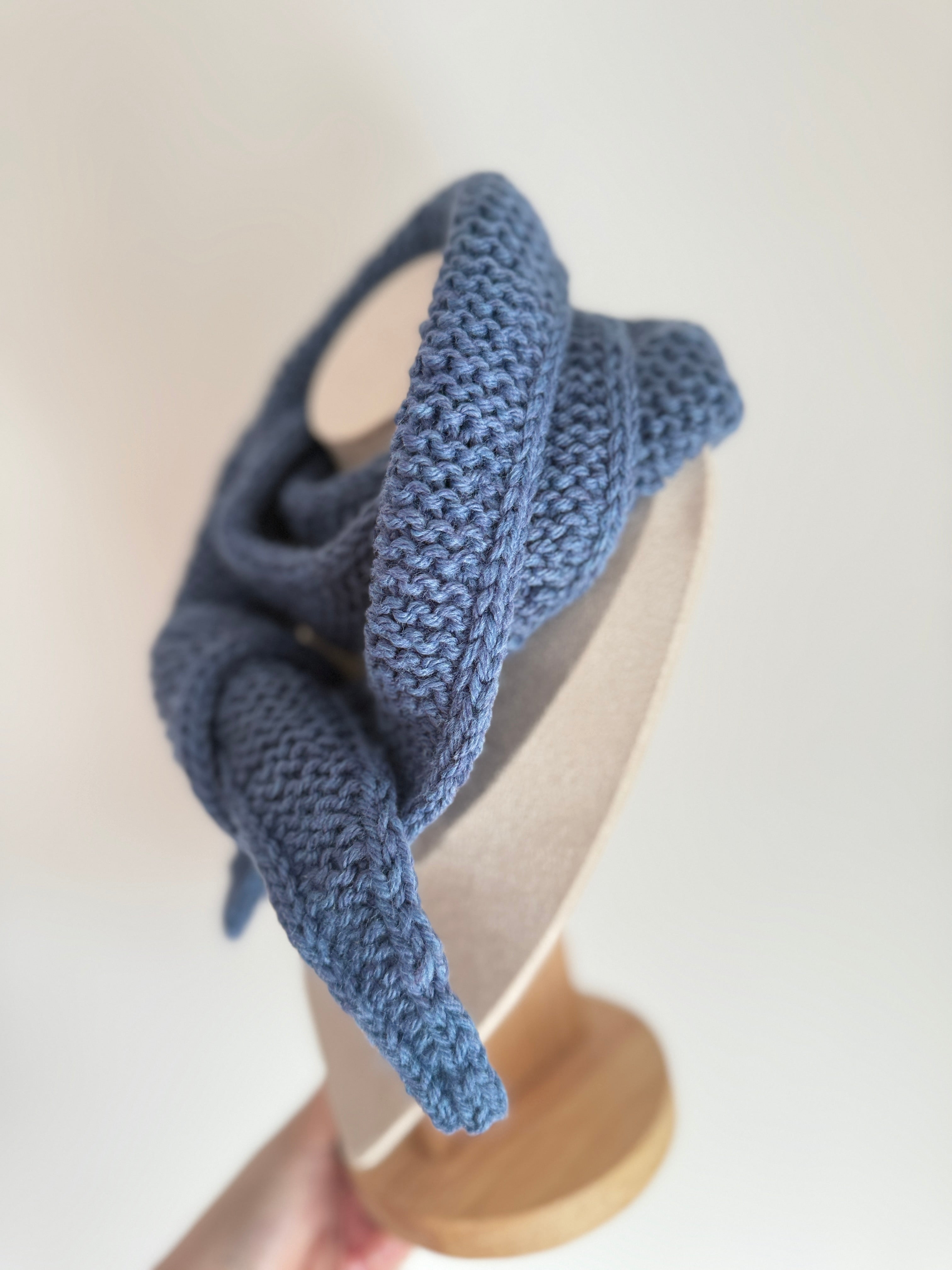 Knitted woolen Sophie scarf in dark blue